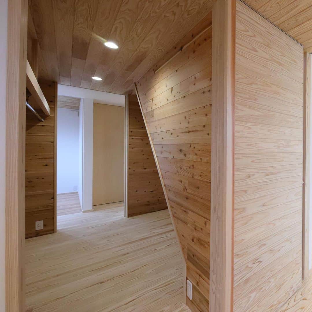 Yasuhiro Arimuraのインスタグラム：「寝室と水回り関係の部屋を繋ぐウォークスルークローゼット。壁から床まで全部木で包まれた空間は、調湿作用があるので湿気がこもりにくいですよー  ---------------------------------------------------- more photos... 👉 @yasuhiro.arimura ----------------------------------------------------   #sumais  #注文住宅  #家づくり #マイホーム  #マイホーム計画 #木の家 #霧島市隼人町 #住まい #新築 #方流れの屋根  #鹿児島 #霧島市 #工務店  #工務店がつくる家  #工務店だからつくれる家  #設計事務所  #間取り  #自然素材 #デザイン  #暮らし #暮らしを楽しむ #シンプルな暮らし #丁寧な暮らし #平家  #平家 #田舎暮らし #ウォークインクローゼット  #instahouse」