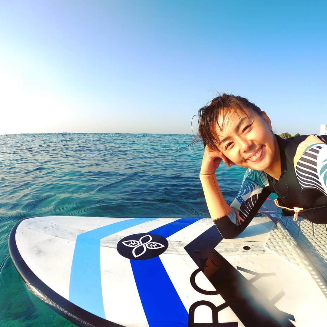 田中律子さんのインスタグラム写真 - (田中律子Instagram)「サップサーフィン🏄‍♀️  ちょっと乗りにくい波だったけど、お天気いいとこうやって海にぷかぷか浮いてるだけで幸せ🧡  太陽浴びて、穴という穴に海水ガッツリ入れて🤣珊瑚を上から眺めて、亀さん探して🐢 五感全てで大自然と戯れる🌞  今この瞬間を味わう時間が、最幸に贅沢🙌🤩  わたしー、生きてるーーーって細胞がよろこんでるーーー🤩 はーーー、幸せ🧡  #okinawa  #okinawalife  #sup  #supsurfing  #nature  #roxysurf  #roxyjapan  #lifeisgood  #meditation  #大自然」2月25日 10時50分 - ri2kotanaka