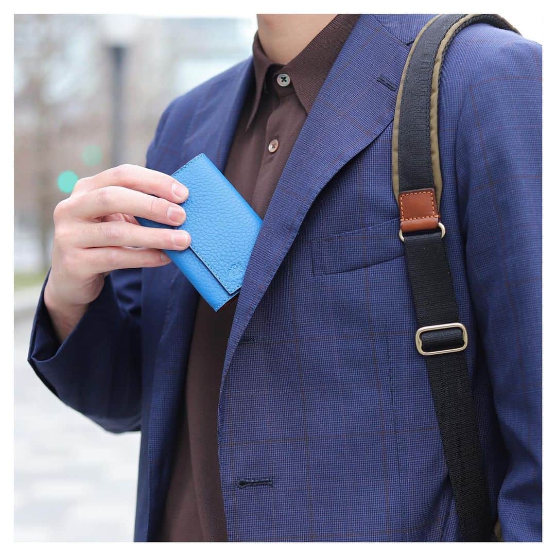 のインスタグラム：「【Business Leather Goods】 . 経年変化によりグッと味わい深くなり、 長くご使用いただけるフェリージのビジネス小物。 ダークカラーで統一し堅実さの演出もお勧めですが、 鮮やかなワンポイントカラーで個性を演出できるのも、 フェリージのアイテムならでは。 持ち主の印象をワンランクアップしていただけます。 . . <1枚目> ■Card Case Model No. 450/LD Price：¥22,000 . . <２枚目> ■ID Case Model No. 862/1/SA Price：¥20,900 . . . #felisi #felisiselection #felisicollection #businessgoods #leathergoods #smallleathergoods #cardcase #IDcase #belt #wallet #フェリージ #フェリージセレクション #フェリージコレクション #ビジネスアイテム #ビジネス小物 #レザーグッズ #革製品 #革小物 #カードケース #IDケース #ベルト #財布」