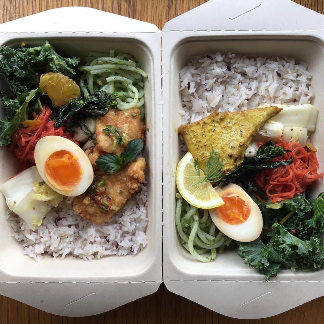Pho 321 Noodle barのインスタグラム：「【today’s lunch box】 chicken box 🌿or fish box 🎣   メインは ⚫︎揚げ鶏のハーブソース または ⚫︎黒カジキのタンドリーフィッシュ  デリは4,5品付きます ⚫︎ケールと八朔のヴェトナム🇻🇳風サラダ ⚫︎2色にんじんのクミンマリネ ⚫︎菜の花のジェノヴェーゼ　45epices柚子アリッサ和え(米粉麺のbun太麺) ⚫︎カブと紅菜苔のレモングラス辣油和え ⚫︎タイ風🇹🇭卯の花 ⚫︎白菜のマスタードマリネ ＋ ⚫︎半熟味付き🥚 ⚫︎タイ🇹🇭ベリーライス入りジャスミンライス  タイ🇹🇭風卯の花は　紫にんじん　白にんじん　タイの木耳　うずら豆入り みりんとphoのスープ　ニョクマムの出汁で炒り付けました。  本日も11:30am opening 5:30pm last call 6pm closing,non stop,同時間でuber eats,chompy ふたつのデリバリーサービスも稼働致します🌏🚴‍♂️ take out lunch boxのご予約はこちらから(3つ以上纏まった個数の方はご予約がおすすめです) ☎︎03-6432-9586  白にんじん　イエロービートルート入りの生春巻き、海老とお野菜の揚げ春巻きも巻きあがりました。  かまパン特製コッペぱん🥖のバインミーの具材は　自家製ヴェトナム🇻🇳風鶏ハムと紅白なますです。  本日も皆さまにとって 新しい歩と発見ある1日なりますように。  today’s recommend:chicken box/plate or fish box/plate,pho seafood,summer roll for sharing,spring roll and tokibicha🌽  today’s opening 📻don’t judge me/FKA twigs,headie one &Fred again..(2021)  #pho321 #todayslunchbox  #yellowbeetroot #タイ風卯の花 #自家製鶏ハム」