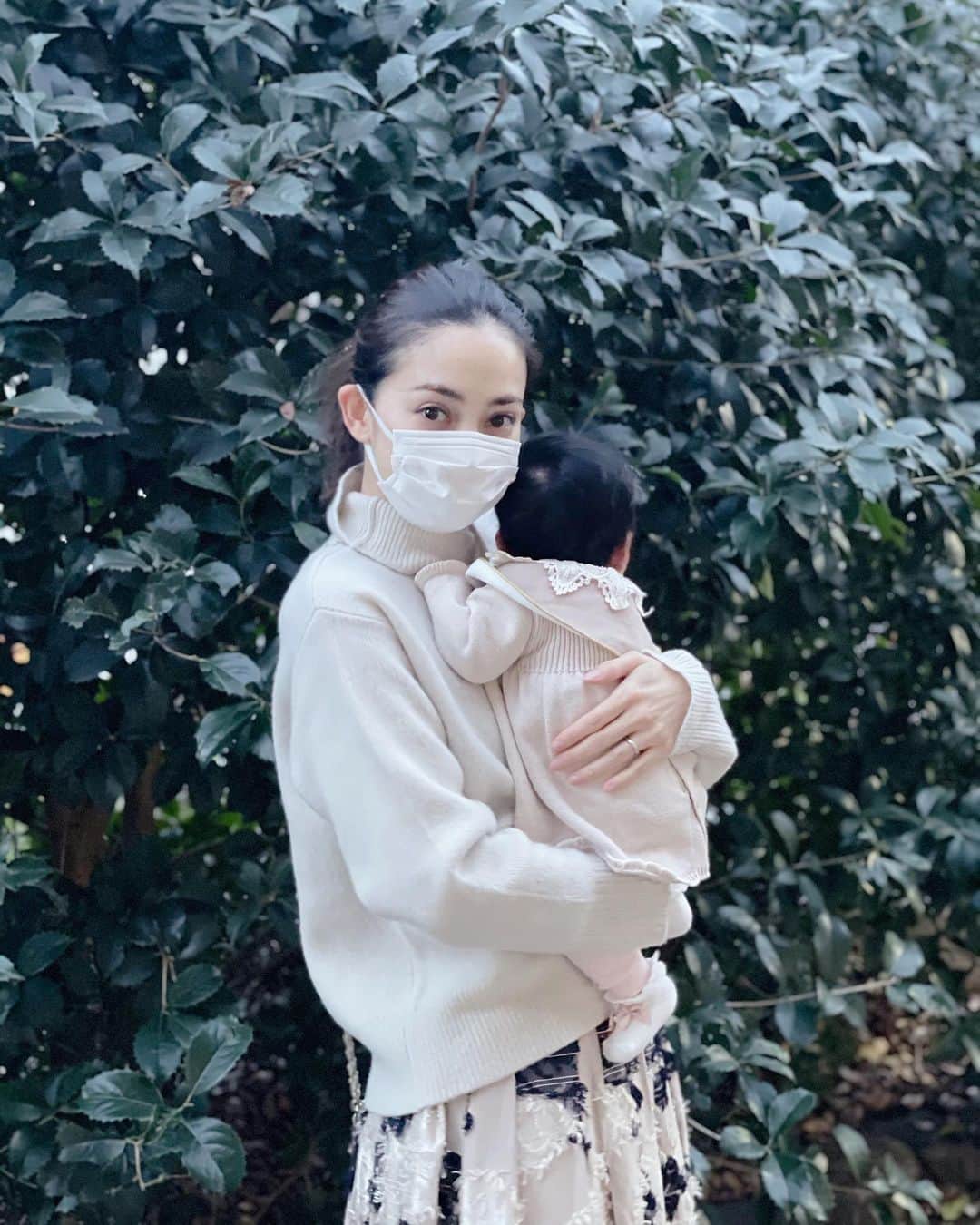 英玲奈のインスタグラム：「#いつかの私達 なんか首元ぐしゃぐしゃだけどw #娘#daughter#生後3ヶ月#女の子ママ#girlmom#女の子ベビー#girlbaby#親バカ部#毎日が特別#赤ちゃんのいる生活#リンクコーデ#ベージュな日」