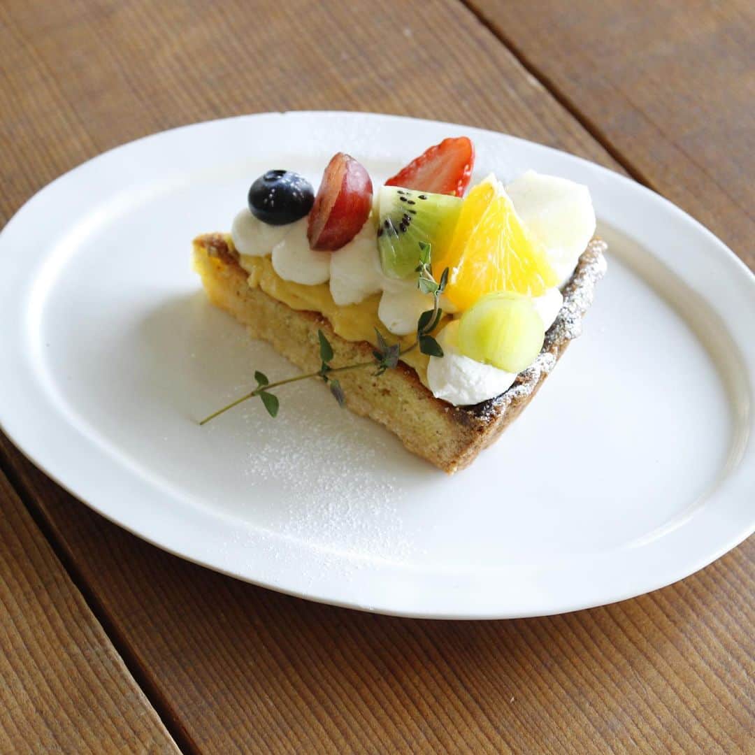手紙社のインスタグラム：「【手紙舎 2nd STORY 】 開催中のice -cream headacheさんの個展にあわせた特別メニュー「彩りフルーツタルト」は今週末までのご用意です。 サクサクタルトにバニラが香るカスタードクリームとコクあるチーズクリーム&色とりどりのフレッシュフルーツをあわせたタルト。ぜひお楽しみ下さい。 . 2021/2/25 . #手紙舎#フルーツタルト#ice-cream headache#ケーキ#デザート」
