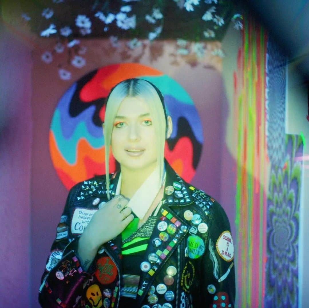 のインスタグラム：「Watch our new #DSCVR alum @babyqueen speak truth in her raw video for "These Drugs."  ⠀⠀⠀⠀⠀⠀⠀⠀⠀ ▶️[Link in bio] #babyqueen」
