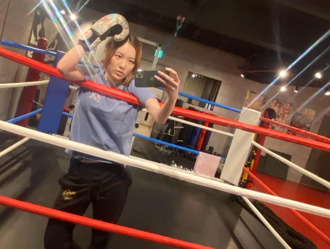 松井珠理奈さんのインスタグラム写真 - (松井珠理奈Instagram)「朝トレ🥊💕 いつかアクション女優できるかな？😏✨  Hi❤️ How are you？？  #training #gym #photooftheday  #love #体力作り  #トレーニング #ジム #卒コン #楽しみ 💕  #ユニクロ #ut  @troyesivan」2月25日 10時59分 - jurinamatsui3