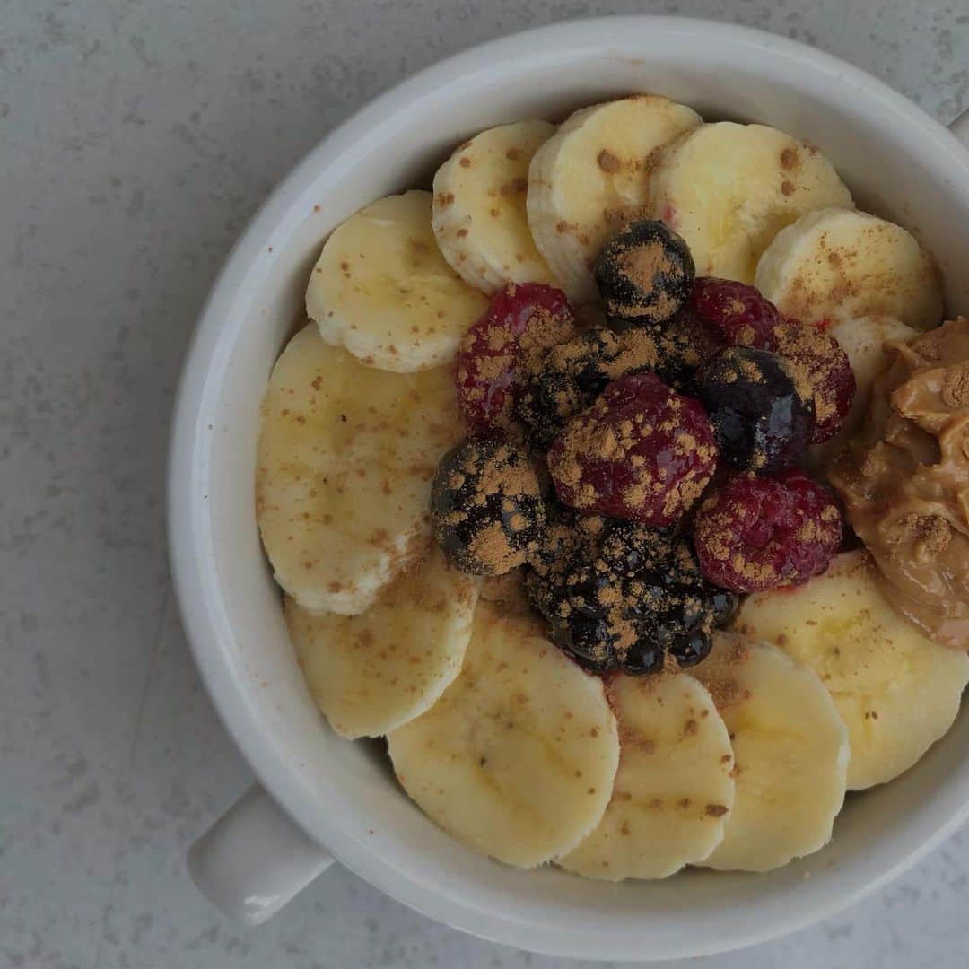 celia_azumaのインスタグラム：「morning🍌🍓🫐🥜🥣 #dayoff #dayoffvibes  #dayoffsunnyday #breakfast」
