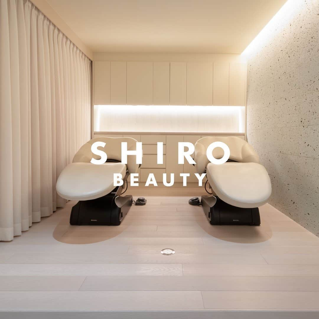 shiroさんのインスタグラム写真 - (shiroInstagram)「【本日リニューアルオープン】 SHIRO表参道本店B1F「SHIRO BEAUTY」  ヘアサロン・フェイシャル＆ボディスパが一つになった「SHIRO BEAUTY」は、SHIROを支えてくださる全てのお客様への感謝の気持ちから生まれた、ブランド唯一のサロンです。  「酒かす」や「がごめ昆布」「ニーム」などを使用し、一人ひとりに寄り添ったパーソナルなメニューをご用意しております。   トレンドに合わせ、誰かの真似をしたオーダーを鏡越しにただお受けするのではなく、 お客様の本当になりたい姿を伺いながら、旬も取り入れた「自分に合う」髪型やスタイルを一緒に探す、 それこそが、SHIRO の提案する美しさです。   肌悩みがあっても「どうやって相談すればいいか分からない」方へ。 いつものちょっとした習慣やスキンケアの方法で簡単に変わることを知ってほしいと思っています。 私たちは、お客様の肌状況を知るところからカウンセリングしていきます。  スタイリストやセラピストがお話を伺いながら、お客様の魅力を最大限に引き出します。 お店を出た時に何度も鏡を見たくなる、 ついつい頬が緩んでしまう 昨日とは違う素肌に触りたくなる、  ノーメイクの肌を誰かに見てほしくなる、 ワクワクしてスキップして帰りたくなる…  そんな気持ちを体感していただきたく、 「SHIRO BEAUTY」はこのたびリニューアルオープンいたします。  ────────────────── ■SHIRO BEAUTY 新メニュー 完全個室でゆっくりしていただけるフェイシャル＆ボディスパメニューが新登場。ヘッドスパはデコルテ・首・肩を追加した新メニューに生まれ変わります。  【フェイシャル・ボディトリートメントメニュー】 ・SHIRO肌質ケアフェイシャル（60分） 13,200円 (税込) ・SHIRO集中ボディトリートメント（70分） 14,850円 (税込) ・SHIROフェイシャル＆ボディ（120分） 23,100円(税込)  【サロンメニュー】 ・SHIRO髪質&頭皮ケアヘッドスパ（70分） 10,450円(税込)  ※施術内容は変更になる可能性があります。 ──────────────────  ■SHIRO表参道本店/SHIRO BEAUTY 住所：東京都渋谷区神宮前5-2-7 B1F（表参道駅 A1出口 徒歩5分） お問い合わせ・ご予約 E-MAIL：shiro_beauty@shiro-shiro.jp TEL：03-6712-5546（B1F・2F共通） 席数：ヘアサロン２席、スパベッド３台 当日予約も承っております、気軽にお問い合わせください。  #SHIRO #SHIROskincare #SHIROmakeup #SHIROBEAUTY」2月25日 11時02分 - shiro_japan