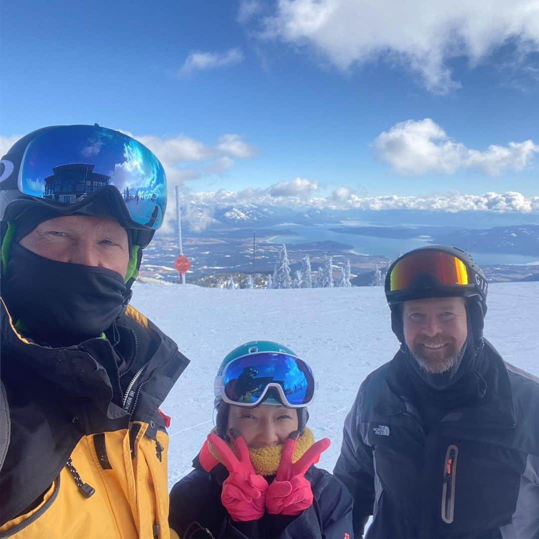 マキ・コニクソンさんのインスタグラム写真 - (マキ・コニクソンInstagram)「３人でスキー⛷⛷⛷ してきて頭がスッキリ！💡 凄い気分転換になった！  サーファーが海に入ってサーフィンすると🏄‍♀️浄化された気分になるってよく聞くけど私は雪山の頂上から下に向かってスキー⛷をするとモヤモヤとかが風と共に吹っ飛んで スカっとするの！👍🏼  環境を変えると気分転換になるね！ 頭にきたり人とケンカしちゃった時は その場からいったん離れて深呼吸すると 頭がクールダウンするから良いよ！  カッカしてる時にその人にメールとか LINEとかしちゃダメ！🙅🏻‍♀️ 冷静になると後から自分の 書いた事に対して”あ〜やっちまった”って 思うことが多いんだよねっ。 もちろん言葉にもしちゃダメ！ 自分の言っちゃった事に対して後から 後悔する事が多いからね。 だからCool Downって大切！☝🏼  今日はCCのスキーウェアを拝借して 気持ち良くスキーが出来た！👍🏼👍🏼 運動するのっていいね！ たくさん汗かいた！💦  #スッキリする方法 #汗かくといいよ！💦 #気分転換大切 ☝🏼」2月25日 11時02分 - makikonikson