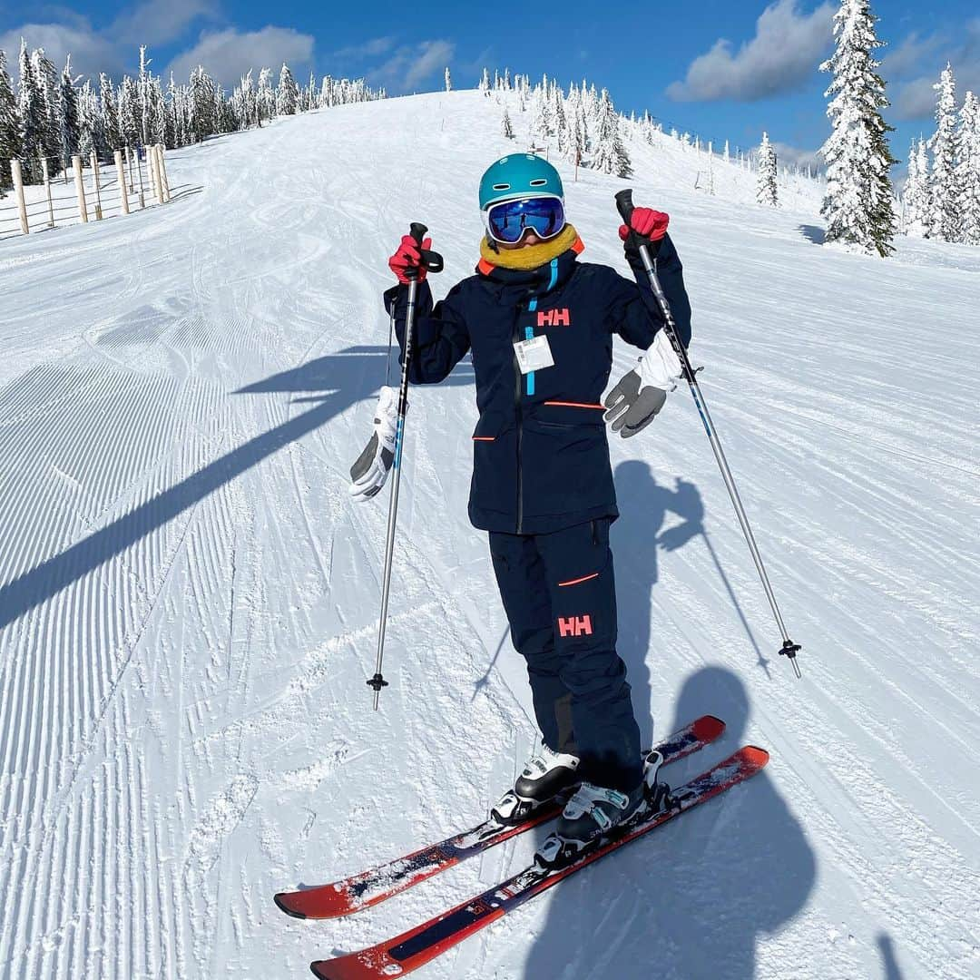 マキ・コニクソンさんのインスタグラム写真 - (マキ・コニクソンInstagram)「３人でスキー⛷⛷⛷ してきて頭がスッキリ！💡 凄い気分転換になった！  サーファーが海に入ってサーフィンすると🏄‍♀️浄化された気分になるってよく聞くけど私は雪山の頂上から下に向かってスキー⛷をするとモヤモヤとかが風と共に吹っ飛んで スカっとするの！👍🏼  環境を変えると気分転換になるね！ 頭にきたり人とケンカしちゃった時は その場からいったん離れて深呼吸すると 頭がクールダウンするから良いよ！  カッカしてる時にその人にメールとか LINEとかしちゃダメ！🙅🏻‍♀️ 冷静になると後から自分の 書いた事に対して”あ〜やっちまった”って 思うことが多いんだよねっ。 もちろん言葉にもしちゃダメ！ 自分の言っちゃった事に対して後から 後悔する事が多いからね。 だからCool Downって大切！☝🏼  今日はCCのスキーウェアを拝借して 気持ち良くスキーが出来た！👍🏼👍🏼 運動するのっていいね！ たくさん汗かいた！💦  #スッキリする方法 #汗かくといいよ！💦 #気分転換大切 ☝🏼」2月25日 11時02分 - makikonikson