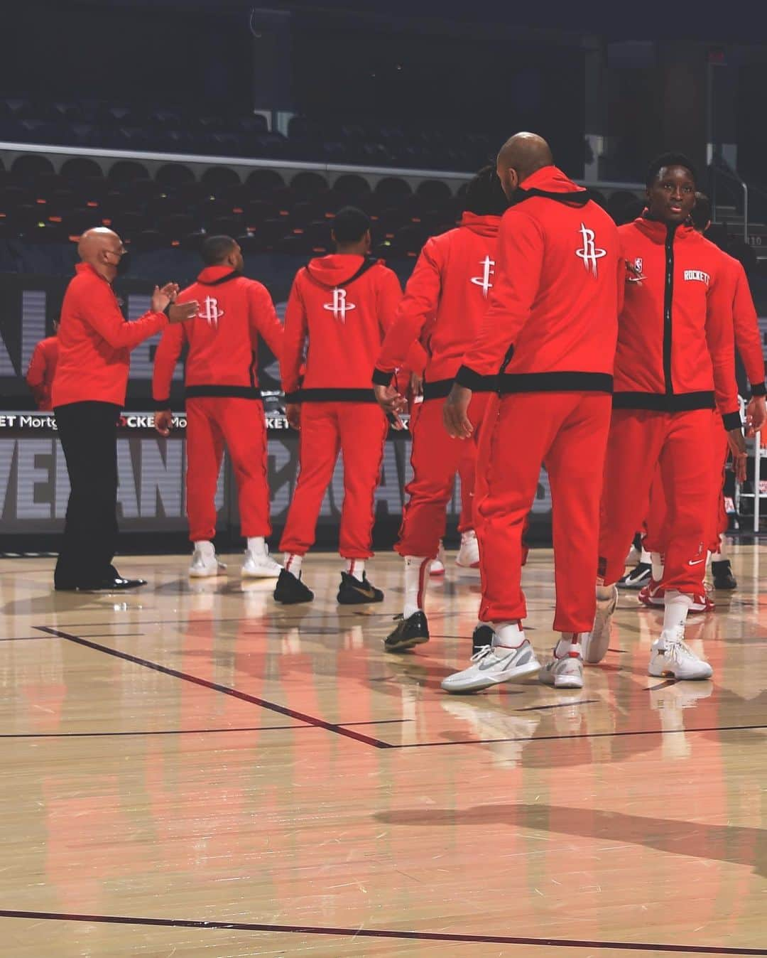 ヒューストン・ロケッツさんのインスタグラム写真 - (ヒューストン・ロケッツInstagram)「Squad battling in Cleveland. 🚀」2月25日 11時05分 - houstonrockets