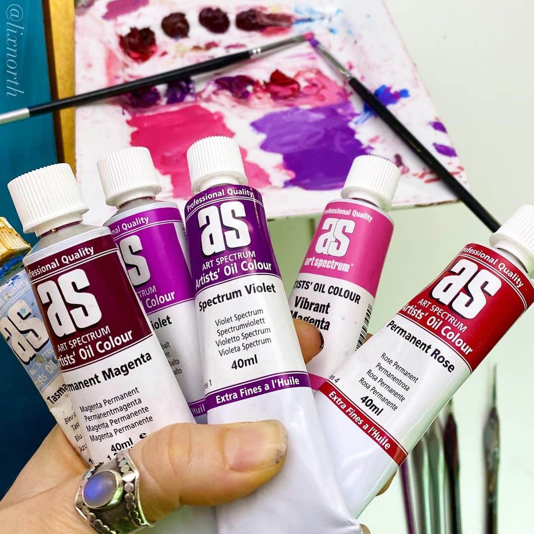 Lix Northさんのインスタグラム写真 - (Lix NorthInstagram)「There are so many different warm and cool red, blue and violet #oilpaint pigments across different brands all with differing opacity, clarity, mixing qualities and hue strengths it can sometimes be tricky to find and pair the right combos to mix your ideal colours. I’ve found vibrant pinks and purples that really pop can be some of the trickiest to mix with oils. The vibrant pinks featured in Tactician are a blend of @artspectrum.com.au Permanent Rose and Vibrant Magenta - adding more Vibrant Magenta to lighten and with the addition of a little Cadmium Red for a ‘hotter’ pink as required. The vibrant purples are a blend of Art Spectrum Permanent Magenta and Tasman Blue, adjusting the ratio for warmer/cooler and lightening with increments of titanium white. With these two specific pairs as a base I found I could create significantly more vibrant and malleable pinks and purples than any other pigment combos I’ve experimented with over the years. I also find Art Spectrum pigments just seem to have a consistent strength and clarity to them that makes for awesome mixing results (and no, this is not a paid post 😋 AS is just my favourite! 👊🏼) Just thought I’d share these blends for anyone curious! 💜  See the finished piece at @beinartgallery Melbourne as part of the Antipodes 2021 show, Feb 28th to March 21st.   #art #colourmixing #antipodes2021  . . #artspectrum #selfportrait #portrait #steampunk #hyperrealism #realism #beautifulbizarre #instaart #instaartsy #instaartwork #instaartist #instaartpop #instaarthub #instaartoftheday #instaarte #instaarts #instaartistic #newartwork #artistlife #artnews  #resourceryartists #arte #dibujo #dailycollector #todaysartreport  #artseeking」2月25日 11時05分 - lixnorth