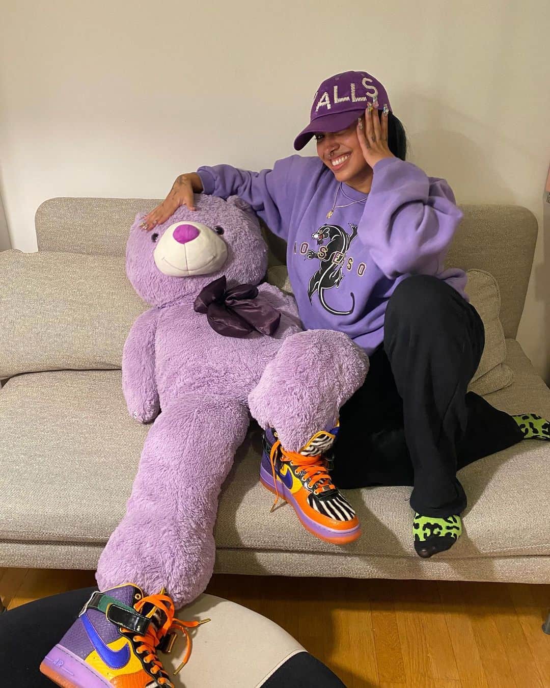 のインスタグラム：「Lover of the day 💜🐻💜 @venusx ✨🐻 Bear: I have a car , I can drive u anywhere u want 🚗 Venus X: No thanks ! I LOVE TO DRIVE BYMYSELF 👌❤️ Bear:💔🥲」