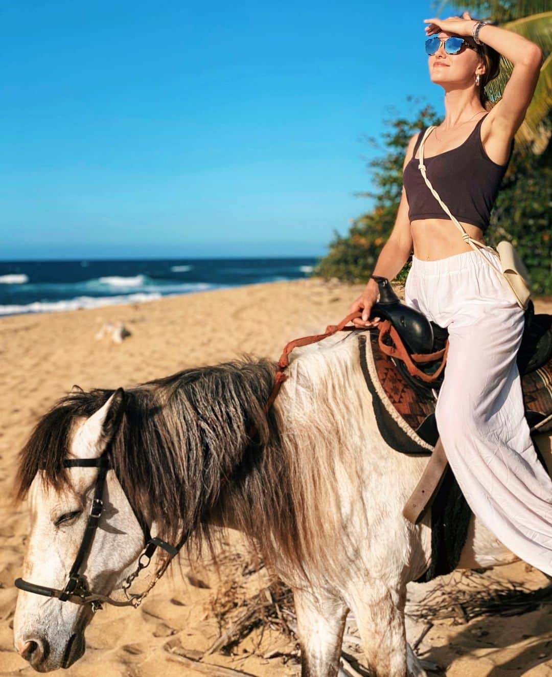 ヴラダ・ロスリャコヴァのインスタグラム：「Instagram vs. Reality 👍👎 I should’ve listen to the song and not riding this white horse...」