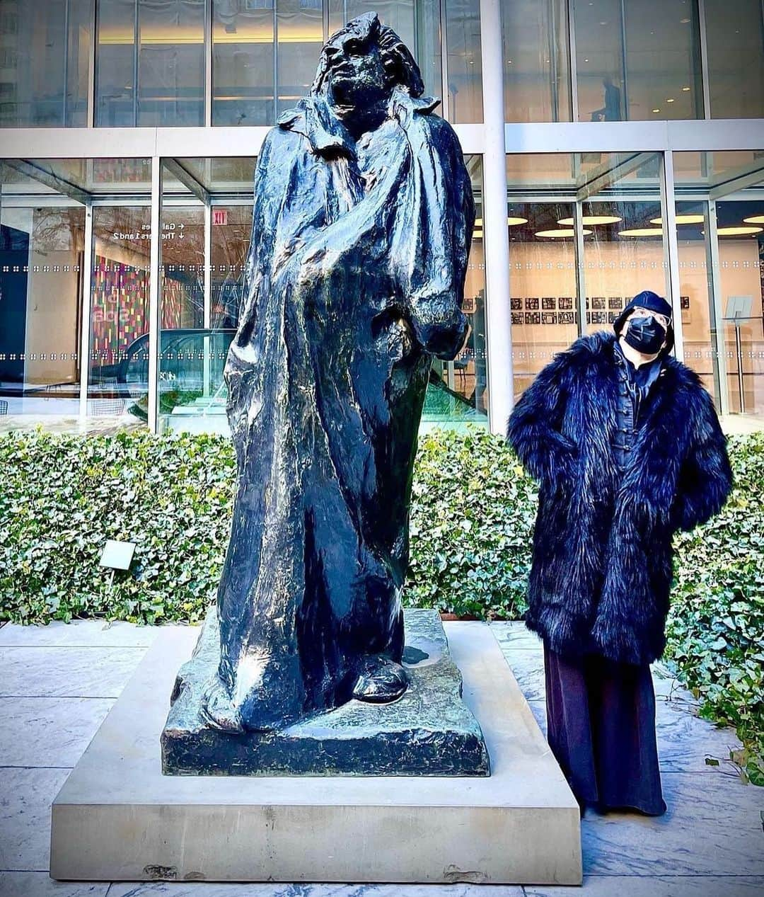 ニューヨーク近代美術館のインスタグラム：「Turn up the drama with Auguste Rodin's "Monument to Balzac" in our Sculpture Garden!  Commissioned to honor Honoré de Balzac, one of France’s greatest novelists, Rodin spent seven years preparing for this sculpture, studying the writer’s life and work, posing models who resembled him, and ordering clothes to his measurements.  Ultimately, though, Rodin’s aim was less Balzac’s physical likeness than an idea or spirit of the man and a sense of his creative vitality: “I think of his intense labor, of the difficulty of his life, of his incessant battles and of his great courage. I would express all that.” — Auguste Rodin. Monument to Balzac. Bronze. 1898 (cast 1954). 📸 by @witchylogic via @mx.laverdiere  #MoMACollection #MoMAGarden #AugusteRodin #Rodin #Balzac」