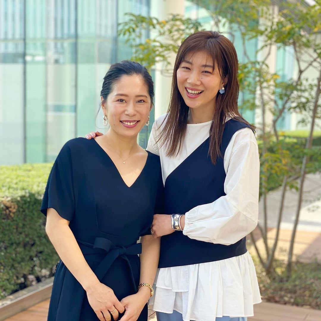中川真依のインスタグラム：「. 先日 @reikoshiota さんと対談させて頂きました😄✨✨✨ 本当に楽しかった〜🙌💕 また詳細お知らせします👍 #潮田玲子　さん #楽しい時間 #お仕事スタイル  #女子アスリート #バドミントン #飛び込み」