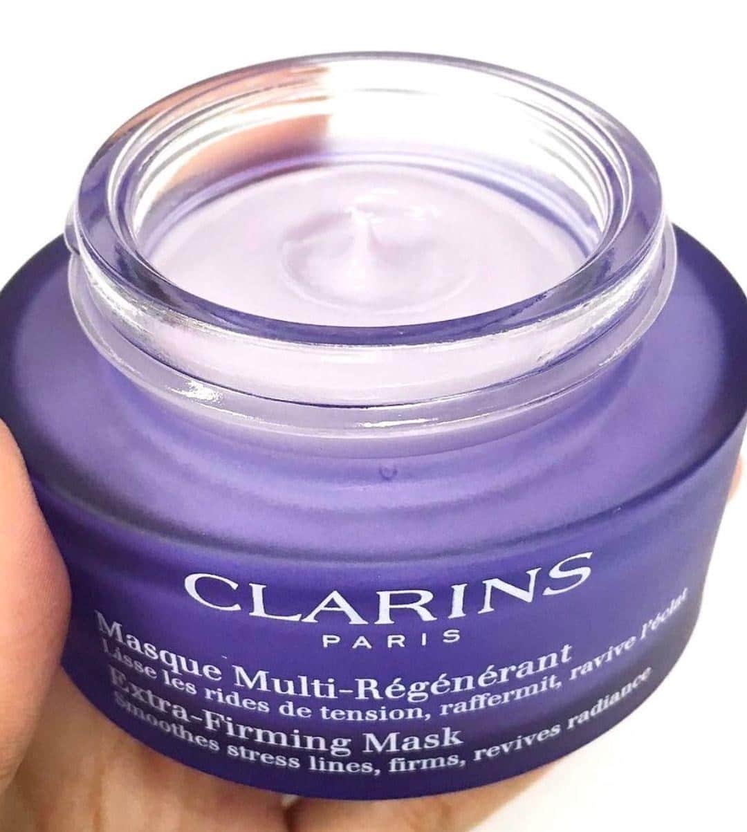 Clarins Canadaのインスタグラム：「The Extra-Firming Mask combines extracts of organic green banana and lemon thyme to help reinforce collagen fibers, fight loss of firmness and protect skin’s elasticity. 🍌🍋 The presence of hyaluronic acid also helps maintain skin's hydration and restore its freshness.💧⁣ In 10 minutes sharp, the look of wrinkles is reduced, facial features appear smoothed and complexion is radiant.✨⁣ __________⁣ Le Masque Multi-Régénérant associe l'extrait de banane verte bio au thym citron pour renforcer les fibres de collagène, combattre la perte de fermeté de la peau et protéger son élasticité.🍌🍋 La présence d’acide hyaluronique permet aussi de préserver l’hydratation optimale de la peau et de lui redonner toute sa fraîcheur.💧 ⁣ En seulement 10 minutes, le visage retrouve un aspect décrispé, les traits sont lissés, le teint éclatant et votre peau est fraîche.✨⁣ .⁣ .⁣ .⁣ 📸 : @clarinsusa⁣ #Clarins #LiveBeautifully #ClarinsSkinCare #ExtraFirming #FirmingMask」