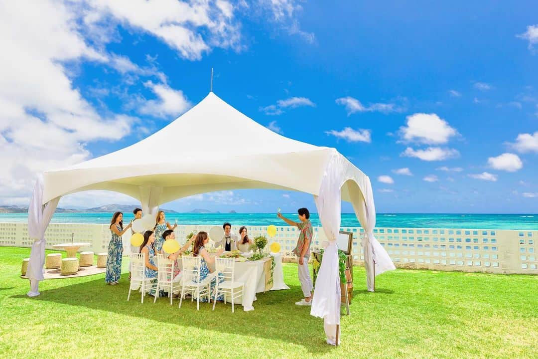 ベストブライダル公式 ハワイウエディングのインスタグラム：「【HAWAII WEDDING】 挙式アフターには海を眺めながら 絶品のBBQパーティーを✨ ウクレレの心地よい音色を聞きながら ゲストのみなさまと過ごす楽しいひと時🌴  ■Chapel：#アロハエスクラブ ■Area：ハワイ .  -----------------------------------------------  ▼公式HPはこちらから＊* 　https://bestbridal-resort.jp/  　※オンライン相談　受付中！ . 『#ベストブライダルリゾート』 のハッシュタグをつけて投稿してくださいね♩ 公式IGでリグラムさせていただきます＊* ✈@bestbridal_overseas -----------------------------------------------  . #ベストアニバーサリー #bestanniversary #wedding #リゾートウエディング #リゾ婚 #海外ウェディング #ハワイ挙式 #ハワイウェディング #沖縄挙式  #沖縄ウェディング #resortwedding  #okinawawedding #hawaiiwedding #beachwedding  #weddingphoto #okinawaweddingphoto #ウェディングフォト #フォトウェディング #2021夏婚  #2021秋婚  #2021冬婚  #日本中のプレ花嫁さんと繋がりたい  #プレ花嫁 #marry花嫁 #挙式レポ  #海が見えるチャペル #ガーデンパーティー  #カーデンウェディング」
