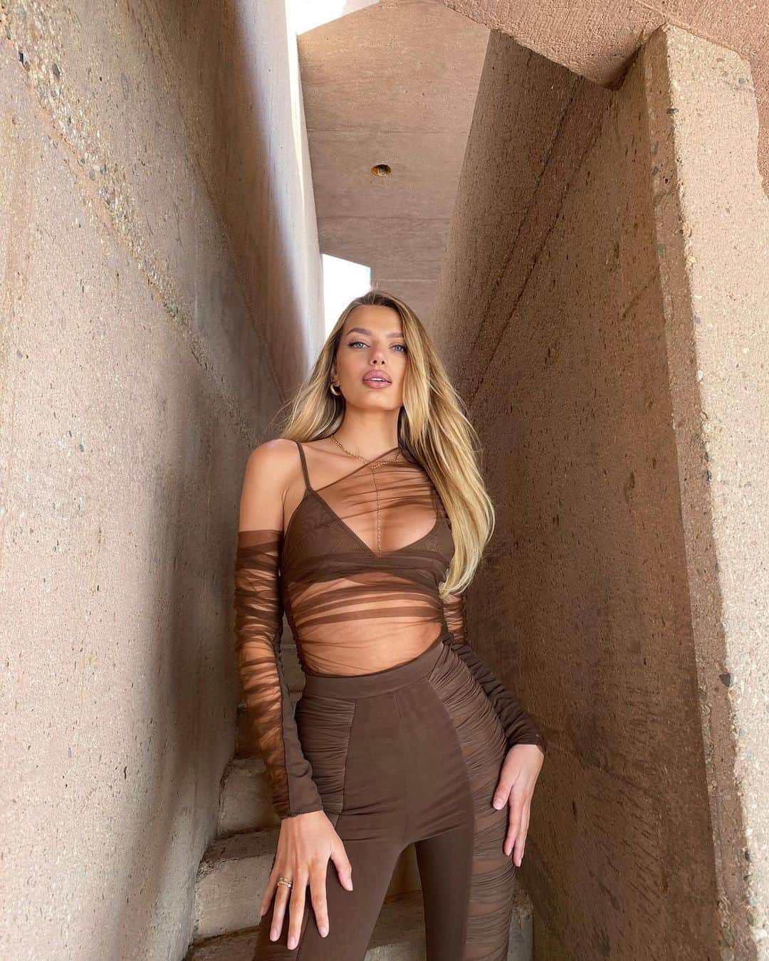 ブレッヒェ・ハイネンのインスタグラム：「@connawalker makes the prettiest outfits 🤎 hair @alexthaohair makeup @bookjanelle」