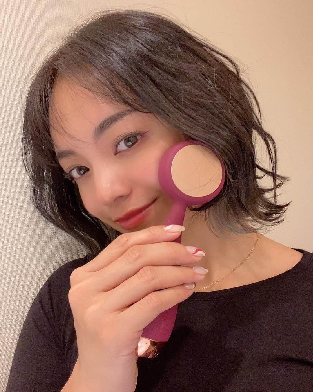 太田モニカさんのインスタグラム写真 - (太田モニカInstagram)「みなさんお久しぶり☺︎❤︎ 最近忙しくてインスタも見てなかったわ😭 . モニカは元気でぇーす🙄✌️💕 . . そんな忙しい私にピッタリな 洗顔器をGetしちゃいました❣️ つぶつぶついてるとこに洗顔をのせてスイッチ押すだけで泡立て不用なの✨ . . これで洗顔すると 肌の色がワントーン上がってる気がするの😍しっかり毛穴まで掃除してる感じだよ‼︎ . . ツルツルの表面には 化粧水や美容液で浸透させることもできるし一台で二役活躍してできる優れものです🥰❣️ . . @pmdbeauty_jp  これは手抜きの美容しかしてない私にはピッタリな商品でした💕 . ホワイトデーやプレゼントにも最適🎁だね😎 . . #monikalifestyle  #monika #pmdbeauty #pmd  #beauty #japan_of_insta  #ヤーマンプロ　#毛穴ケア #洗顔器　#お肌ケア #洗顔　 #プレゼント選びに最適」2月25日 11時17分 - x.monika86.x