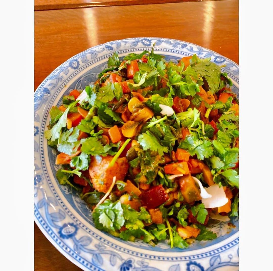 大野南香さんのインスタグラム写真 - (大野南香Instagram)「* 【Colorful fried vegetables】 Beets, potatos, onions, carrots, green vegetables, tempe, and mushrooms. Fried them with a little of oil and salt, and your choice of spices.  I really love tempe. It's so tasty and useful. Tempe is a fermented soybeans (but different from natto) originate from Indonesia. Now you can easily find tempe at supermarket! ︎︎﻿ ︎︎﻿☺︎︎﻿ ︎︎﻿ ︎︎﻿☺︎︎﻿ ︎︎﻿ ︎︎﻿☺︎︎﻿ 【カラフル野菜炒め】 ビーツ、インカのめざめ(じゃがいも)、たまねぎ、にんじん、葉野菜、テンペ、マッシュルーム。少しの油と好きなスパイス、美味しい塩で炒めるだけ。簡単でズボラだけど、野菜の綺麗な色味がワクワクさせてくれる。テンペはお気に入りの食材のひとつ。とても簡単に調理できるし、おいしい。テンペはインドネシア発祥の、大豆を発酵させたもの。だけど納豆と全然違う。菌って本当に奥深い。今じゃスーパーで手軽に買えるから嬉しい☺️  #everydayhappy ︎︎﻿ ︎︎﻿☺︎︎﻿  #ヘルシー﻿ #料理﻿ #クッキングラム ﻿ #cooking﻿ #healthyfood﻿ #minakaskitchen﻿ #vegansweets﻿ #ヴィーガンスイーツ﻿ #homemade ﻿ #homemadefood ﻿ #vegan﻿ #vegetalian﻿ #ベジタリアン﻿ #ヴィーガン﻿ #ビーガン﻿ #organic﻿ #organicfood ﻿ #bio﻿ #オーガニックカフェ﻿ #vegetables #tempe  #テンペ」2月25日 11時17分 - minaka_official