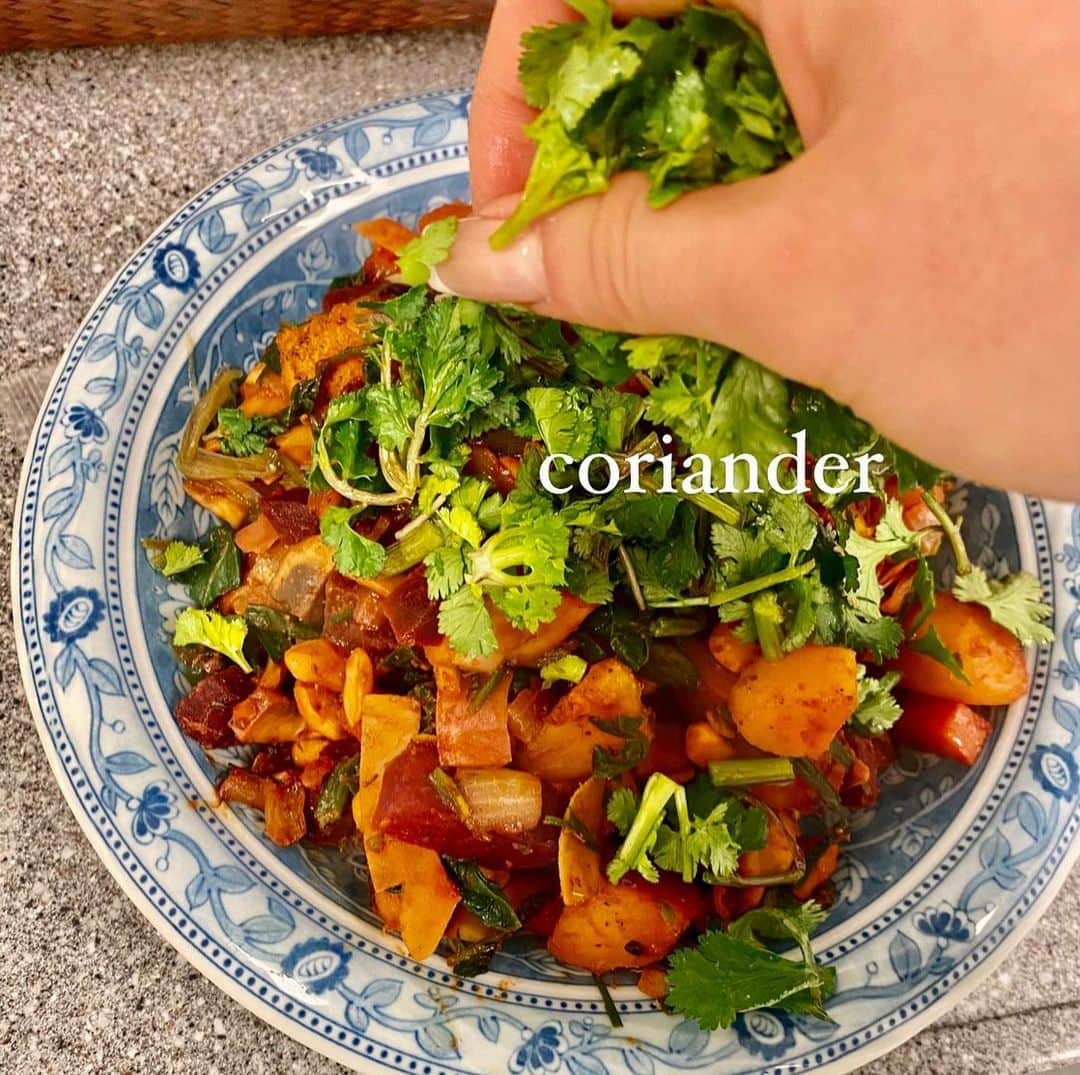 大野南香さんのインスタグラム写真 - (大野南香Instagram)「* 【Colorful fried vegetables】 Beets, potatos, onions, carrots, green vegetables, tempe, and mushrooms. Fried them with a little of oil and salt, and your choice of spices.  I really love tempe. It's so tasty and useful. Tempe is a fermented soybeans (but different from natto) originate from Indonesia. Now you can easily find tempe at supermarket! ︎︎﻿ ︎︎﻿☺︎︎﻿ ︎︎﻿ ︎︎﻿☺︎︎﻿ ︎︎﻿ ︎︎﻿☺︎︎﻿ 【カラフル野菜炒め】 ビーツ、インカのめざめ(じゃがいも)、たまねぎ、にんじん、葉野菜、テンペ、マッシュルーム。少しの油と好きなスパイス、美味しい塩で炒めるだけ。簡単でズボラだけど、野菜の綺麗な色味がワクワクさせてくれる。テンペはお気に入りの食材のひとつ。とても簡単に調理できるし、おいしい。テンペはインドネシア発祥の、大豆を発酵させたもの。だけど納豆と全然違う。菌って本当に奥深い。今じゃスーパーで手軽に買えるから嬉しい☺️  #everydayhappy ︎︎﻿ ︎︎﻿☺︎︎﻿  #ヘルシー﻿ #料理﻿ #クッキングラム ﻿ #cooking﻿ #healthyfood﻿ #minakaskitchen﻿ #vegansweets﻿ #ヴィーガンスイーツ﻿ #homemade ﻿ #homemadefood ﻿ #vegan﻿ #vegetalian﻿ #ベジタリアン﻿ #ヴィーガン﻿ #ビーガン﻿ #organic﻿ #organicfood ﻿ #bio﻿ #オーガニックカフェ﻿ #vegetables #tempe  #テンペ」2月25日 11時17分 - minaka_official