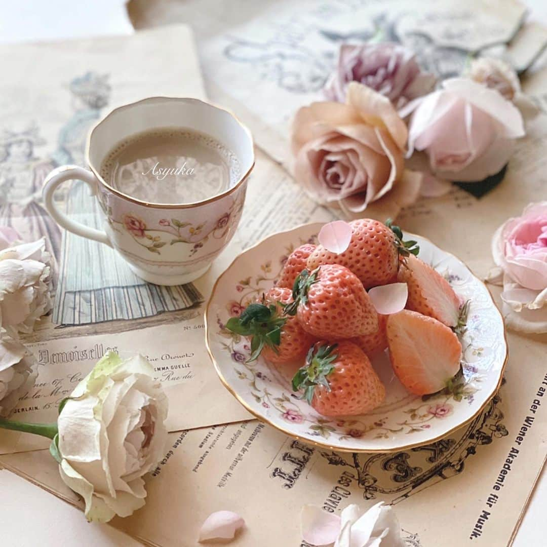 Yuka Kaedeのインスタグラム：「Asyuka's Cafe . .  Milk tea and pink strawberries  大粒淡雪と6種類の薔薇♡ . . . #アシュカの花あそび #teatime#tealover#淡雪#苺」