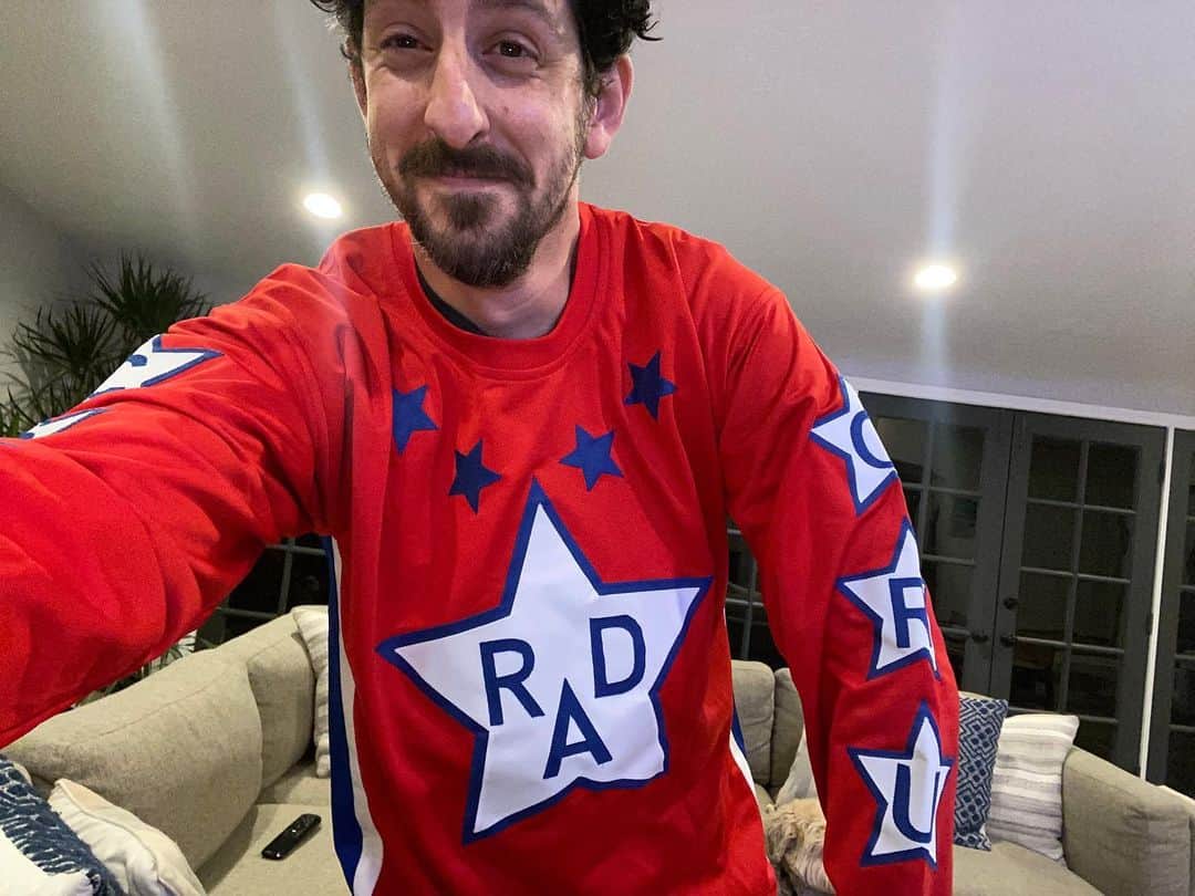 アダム・シャピロのインスタグラム：「OMG @jessegiddings @therealhannahsimone  CRU’S JERSEY FROM RAD?! I’m dying. Thank you. Never taking it off.」