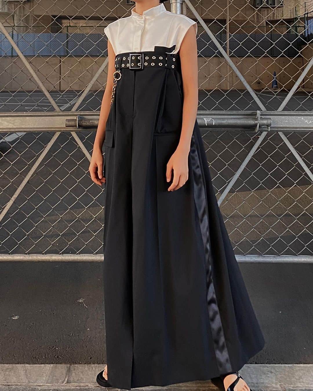 のインスタグラム：「Available on RESTIR >>> @sacaiofficial   ✔️S.less Shirt/Bustier Dress ¥145,000 + Tax ✔️Belt&Wallet Chain ¥34,000 + Tax  @restirofficial  RESTIR BOUTIQUE  #restir #リステア #sacai #サカイ #fashion #womensfashion #womenstyle」