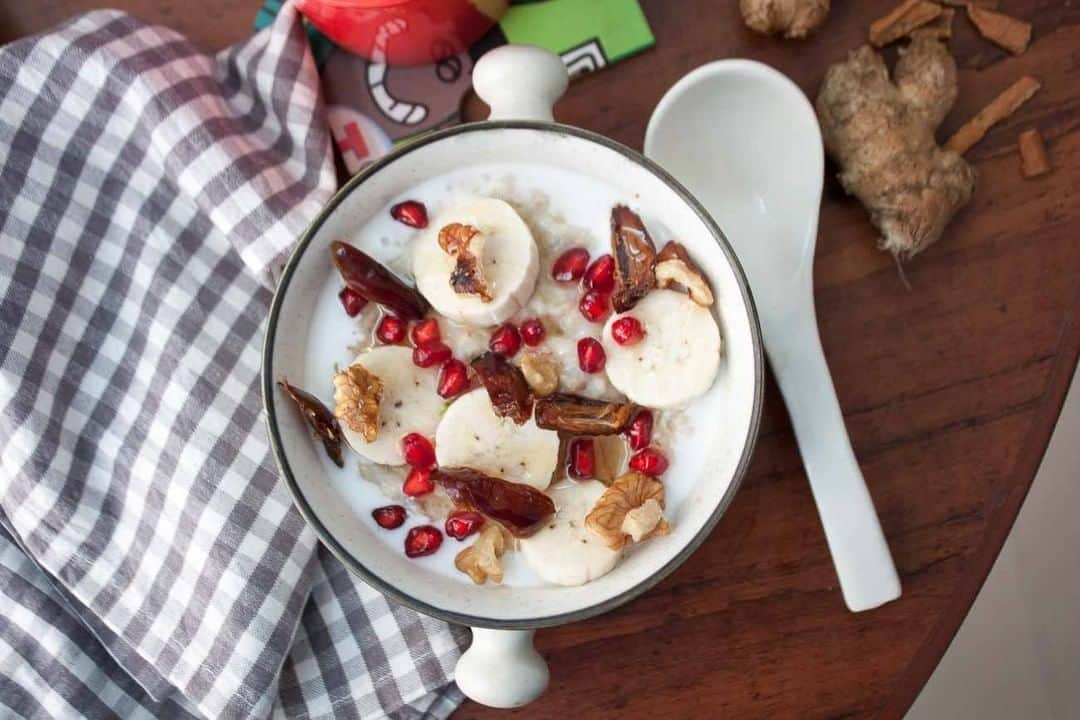 Archana's Kitchenのインスタグラム：「A simple homemade quick breakfast recipe made with healthy ingredients like oatmeal and coconut milk topped up with fresh fruits.You can even add toasted nuts like flax seeds, almonds and sunflower seeds for the extra crunch. This will make a quick breakfast and will definitely fill you up.  Search for the recipe “Spiced Coconut Oatmeal with Fresh Fruits” in our app. Link to the app in the bio @archanaskitchen . . . . . #recipes #easyrecipes #breakfast #Indianbreakfast #archanaskitchen #healthylifestyle #eating #highprotein #breakfastclub #cheesetoast #cheesechilli #Cheesechillitoast #homemadefood #eatfit #cooking #food #healthyrecipes #foodphotography #recipeoftheday #comfortfood #deliciousfood #delicious #instayum #food」