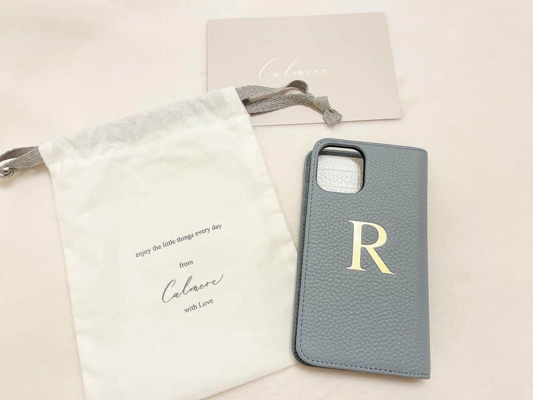 倉窪莉沙のインスタグラム：「* new iPhone ケース♡  #Calmere #スマホケース  #iPhoneケース #イタリアンレザー #イニシャルグッズ」