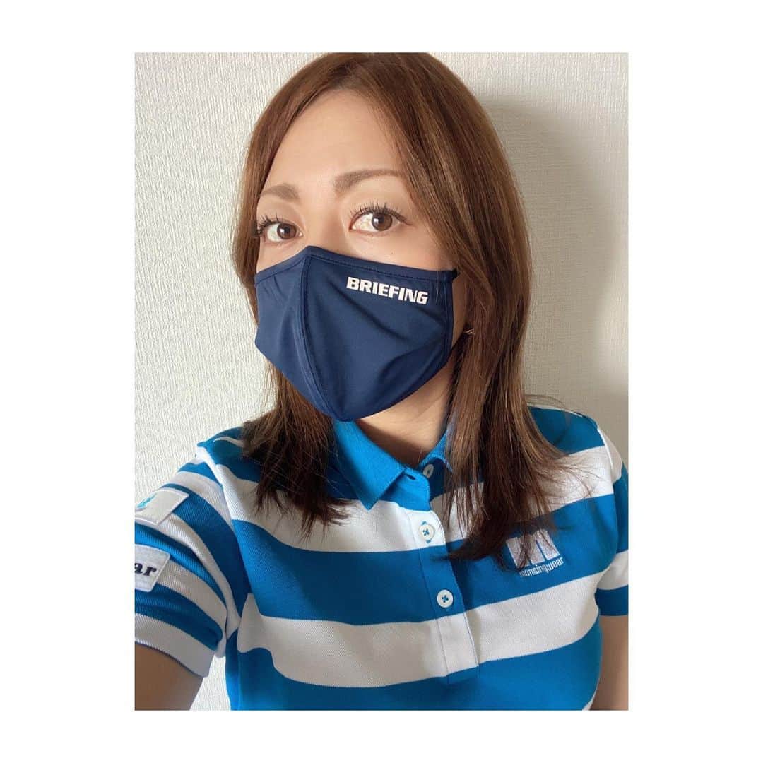 宮里美香のインスタグラム：「*** 皆さんにキャンペーンのお知らせです！ . Briefingのマスクは、立体構造で蒸れにくく、耳かけ部分にはアジャスターがあって自分で調節でき、ピッタリフィットします！マスクの内側にも、抗菌・防臭機能素材を使用しているので匂いがつきにくいです。あと、シンプルでカッコいい！！ . . BRIEFINGOFFICIALのInstagram (@briefing_official)アカウントをフォロー＆いいねをすると抽選でこちらのマスクがプレゼントされるそうです！ . 詳細はタグ付けのBRIEFING OFFICIAL Instagramをチェックして下さい！！ . @briefing_official  . . #briefing #briefinggolf #mask  #ブリーフィング #ブリーフィングゴルフ  #マスクキャンペーン」
