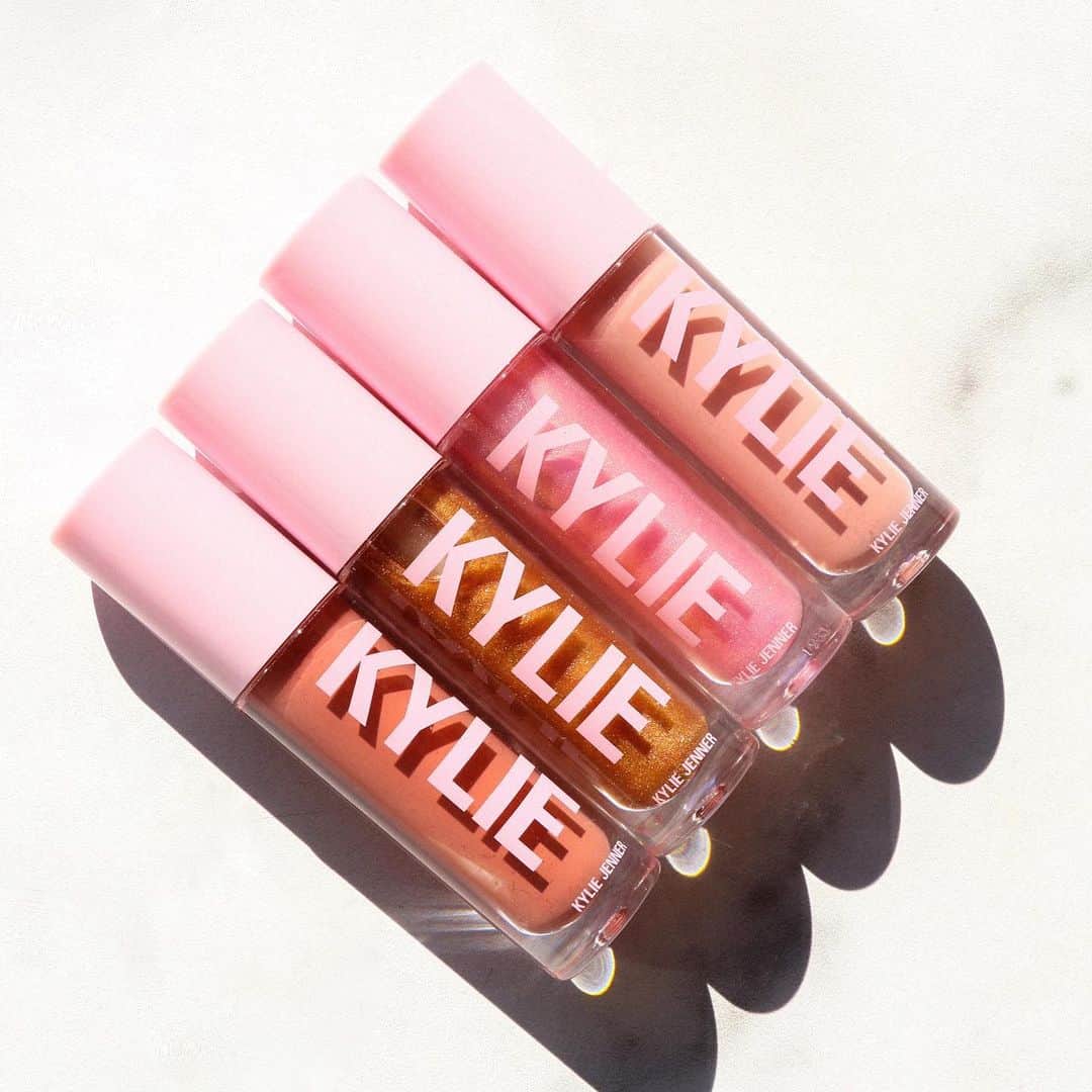 Kylie Cosmeticsさんのインスタグラム写真 - (Kylie CosmeticsInstagram)「on wednesday's we wear high gloss 💋 ⁠⁠ ⁠⁠ shades from top to bottom:⁠⁠ 💗 stuck on you high gloss⁠⁠ 💗 sweet high gloss⁠⁠ 💗 yesss girl high gloss⁠⁠ 💗 snatched high gloss」2月25日 11時22分 - kyliecosmetics