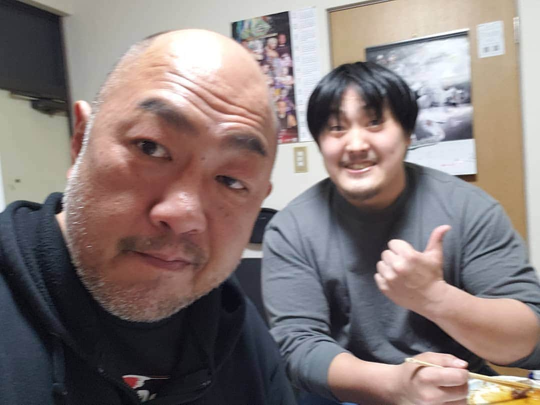 高岩竜一さんのインスタグラム写真 - (高岩竜一Instagram)「昨日のお客さん、大日本プロレスの神谷選手😲🍻  #iDENサービス」2月25日 11時23分 - takaiwa_t