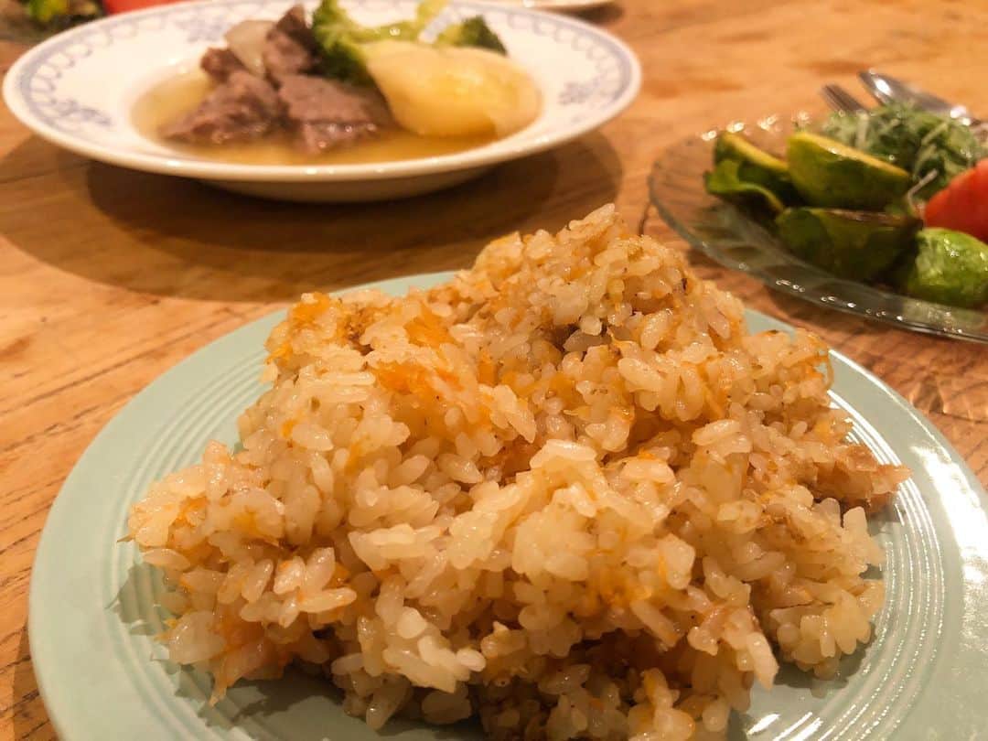 黄川田としえのインスタグラム：「やっぱり春じゃなかったのか。。。昨日も今日も風が冷たい。  寒い時は煮込みスープ！ということで昨日はビーフのポトフを煮込んで、 あとは #人参とすり胡麻の炊き込みご飯  焼き芽キャベツサラダでした。  この人参と胡麻の炊き込みご飯は冷めても美味しいのでお弁当にも良いです。  作り方は 浸水したお米にすりおろした人参たっぷり、すりごま、鰹節、塩、酒、醤油で炊き込みます。 お出汁を入れる代わりにすりごまと鰹節で風味を増してます。  何度もご紹介してますが、新にんじんもで始める時期ですし、ポトフはご飯のおかずにならない！って人がいたらピラフみたいに食べられて便利です。混ぜる時バター入れても良いですね！  詳しいレシピは西友さんのサイトにあるので 西友　黄川田としえ で検索してみてくださいね。  #tottogohan #にんじんと胡麻の炊き込みご飯 簡単なレシピはこちらのタグからも↓ #人参とすり胡麻の炊き込みご飯」