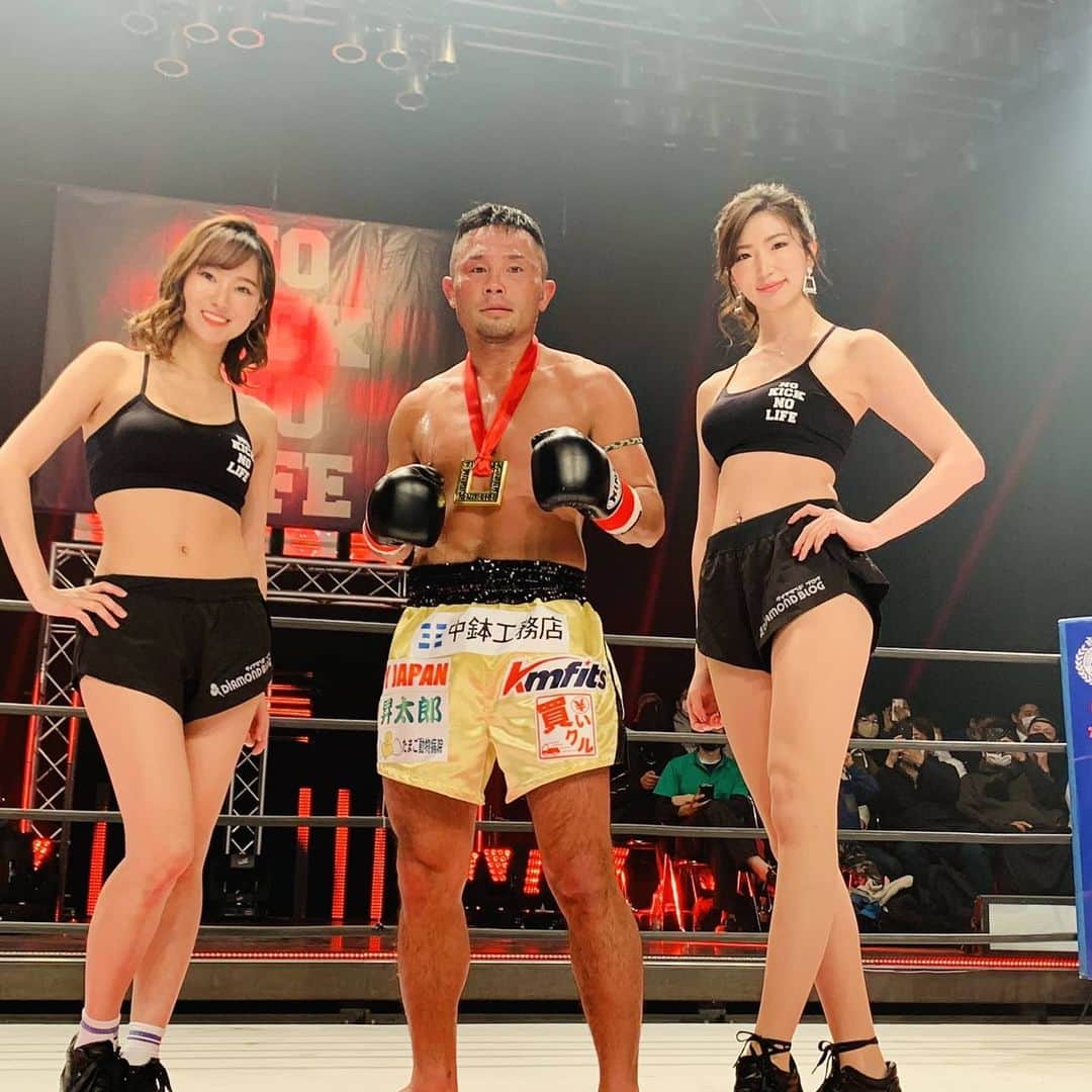 のインスタグラム：「改めて、スポンサー様、応援来て頂いた皆様、配信チケット買って頂いた皆様、ありがとうございました。  今回の入場、自分に気合い入れるためにも、色々な感謝の想い込めてこの曲を使わせて頂きました。 心を揺さぶられた人もいたはず  今年はもちろん今後の俺に期待してください 最後の覚悟を。  ちなみに余談ですが、会見でも言った通り今回あえて肘を使わなかったです。 RISEさんで敗けているのもあり、自分にプレッシャーかける意味でも使わないで勝ってこそ意味があると思ったので。 やり返しに行くからな👊 そしてその先へ！！」
