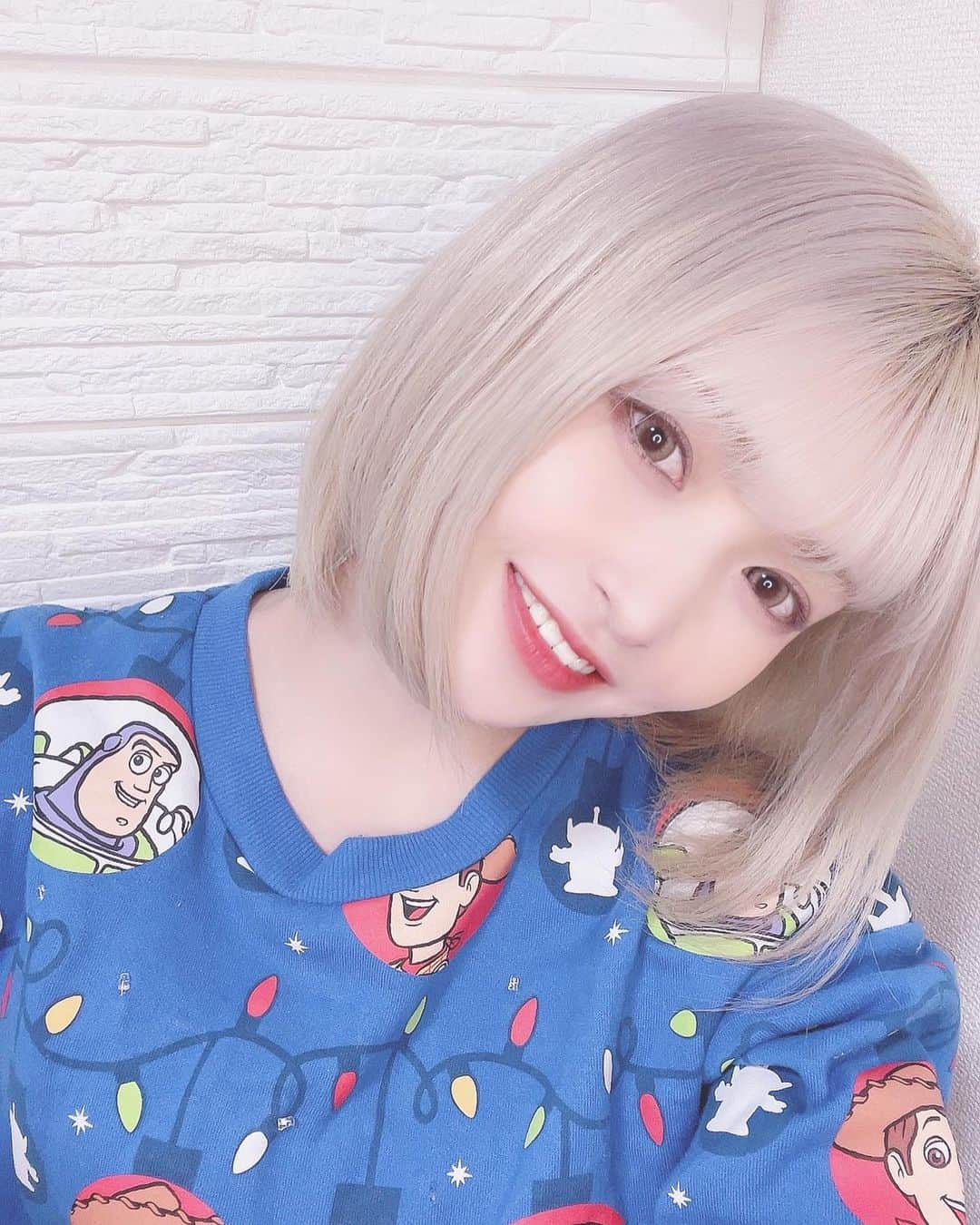 天乃七夕のインスタグラム：「やりたいことが出来るこの環境に感謝してるからこそ行動と言葉で示していかなくちゃいけないのに今まできんぐとかに頼ってきたから難しい…！！  でも、私はアイドル時代から応援してくれた人もTIKTOKを見て知ってくれた人もそうじゃない人も皆が大好きだから大雑把な夢になっちゃうけど私と関わってくれた人を幸せにしたい！！！🎈🧸  不器用だしトイレに鍵流すし 生き方が遠回りな私だけどこれからもそばに居てね！ 悪い時はなゆちゃんー？って声かけてね！  #毎日丸顔なーたん #ハイトーンボブ #ボブ #青 #バズライトイヤー #ディズニー」