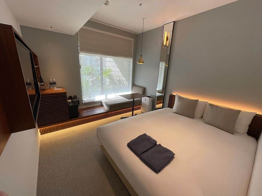 菊池かなこのインスタグラム：「. 🏨日本橋浜町 HAMACHO HOTEL . 沖縄で泊まったSTRATA NAHAが気に入りすぎて 東京で同じ系列のこちらにステイ なんと開業2周年キャンペーン中で1泊3900円 クーポン出ていて900円で泊まれた奇跡🥺 予約した後にネットでバズって売り切れの日続出したから 早く気付いて良かった、、 . なんといってもお部屋の外のグリーンが素敵すぎて 開放感がいっぱい🌿 ほんとにUDS系列ホテルは落ち着く✨ . . . ୨୧┈┈┈┈┈┈┈┈┈┈┈┈┈┈┈┈┈୨୧ #hamachohoteltokyo#hanachohotel#浜町ホテル #浜町#人形町#水天宮#日本橋 #コンセプトホテル#東京ホテル#東京ホテル巡り #旅女#タビジョ#ワーケーション#ステイケーション #stayway_japan#stayway_girls #jenic_japan#ホテルおこもり」