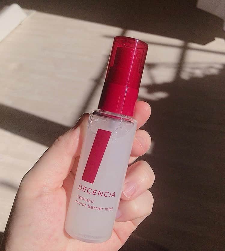 のインスタグラム：「ついに来た花粉！ マスク生活も早１年。去年はマスクのせいか「花粉、全然平気〜👍」と思っていたのに、同じくマスクをつけていても今年は早々とやられています🤧 藁にもすがる思いで使い出したディセンシア アヤナス モイストバリア ミスト。メイクのあと、お出かけ前にシュッとするだけで、マスクで覆えない目元も安心です❤️ 春のお守りコスメにぜひ！  #ディセンシア #アヤナスモイストバリアミスト #お守りコスメ #花粉症 #私は髪までつけてます #雑誌グロー #編集Y」