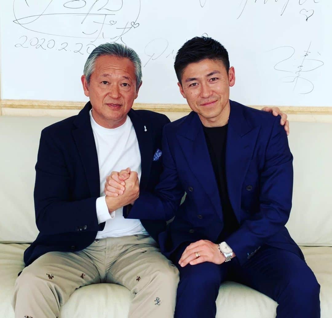 のインスタグラム：「下川会長５年間お世話になりました。 またお時間を作っていただき、貴重なお話を聞けてとても今後の糧になりました。ありがとうございました。 今後もご指導よろしくお願いします。  #下川浩之 #fc町田ゼルビア会長 #イーグル建創 #豪邸#後ろにポポさんのサイン #感謝」