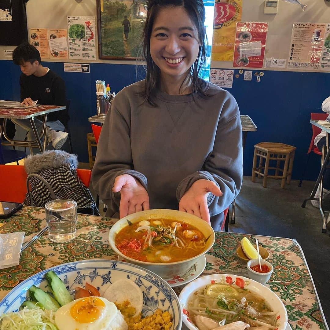 繁田梨世さんのインスタグラム写真 - (繁田梨世Instagram)「旅行気分を味わいたくて、四ツ橋にあるベトナム料理　チャオルアに行ってきました🇻🇳  . .  . . うち程よくスパイシーな海老ラーメン「ミートム」🍜  . . 海老の出汁がきいてて美味しかった🥺  . . まこちゃんはサイゴンライス🍚 . . 後日また行って春巻きや野菜やつくねを一緒に食べるブンチャーを頼んだよ😚. . . これはビーフンお代わりし放題やからちゃっかりお代わり😋  . . そのあとはお腹いっぱいで動けなかった🤣  . . #大阪#四ツ橋#チャオルア#ベトナム#旅行気分#多国籍料理#女子会#ランチ #フォー#サイゴンライス#ミートム#海老ラーメン#出汁が美味しい#ブンチャー#ビーフン#お代わりし放題#お腹いっぱい#ビーフン恐るべし」2月25日 11時37分 - shigesurumedayo