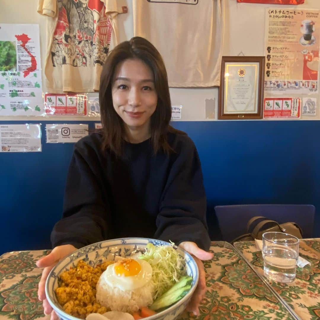 繁田梨世さんのインスタグラム写真 - (繁田梨世Instagram)「旅行気分を味わいたくて、四ツ橋にあるベトナム料理　チャオルアに行ってきました🇻🇳  . .  . . うち程よくスパイシーな海老ラーメン「ミートム」🍜  . . 海老の出汁がきいてて美味しかった🥺  . . まこちゃんはサイゴンライス🍚 . . 後日また行って春巻きや野菜やつくねを一緒に食べるブンチャーを頼んだよ😚. . . これはビーフンお代わりし放題やからちゃっかりお代わり😋  . . そのあとはお腹いっぱいで動けなかった🤣  . . #大阪#四ツ橋#チャオルア#ベトナム#旅行気分#多国籍料理#女子会#ランチ #フォー#サイゴンライス#ミートム#海老ラーメン#出汁が美味しい#ブンチャー#ビーフン#お代わりし放題#お腹いっぱい#ビーフン恐るべし」2月25日 11時37分 - shigesurumedayo