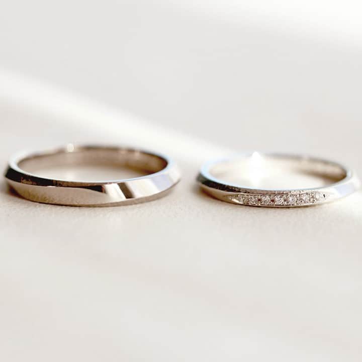 ith / イズ オーダメイド結婚指輪さんのインスタグラム写真 - (ith / イズ オーダメイド結婚指輪Instagram)「シンプルかつ優雅なデザインの 結婚指輪にアレンジを施しました。  いい夫婦の日にご入籍されたお二人。 指輪に込められた意味合いを大切に 選んでくださいました。  選ばれたデザインは 《アレグロ》です。  二つの面を活かして、 片面は鏡面仕立て、 もう片面にはご入籍月に合わせて 秋のうろこ雲がモチーフの 槌目のテクスチャを施しましたね。  お二人ならではの こだわりが感じられる 結婚指輪が完成しました。  ▽ 指輪について 結婚指輪(男性)：アレグロ K18：118,000円〜  結婚指輪(女性)：アレグロ Pt900：137,000円〜  公式ハッシュタグ🤳✨ #イズマリッジ  【オンラインサポートOPEN】 お二人それぞれのご自宅にいながら 指輪のオーダーメイドができる、 ithのオンライン相談もご活用ください💻 ご試着最多6点まで、レンタル可能です💍  #マリッジリング #エンゲージリング #結婚指輪 #婚約指輪 #カスタマイズ #指輪 #ダイヤモンドリング #婚約 #プレ花嫁 #ナチュラルウェディング #結婚指輪探し #指輪選び #指輪探し #結婚指輪選び #ペアリング #プロポーズ #特別感　 #オーダーメイドリング #結婚指輪オーダー #ゴールドリング #パーソナライズ #結婚準備 #花嫁　 #2021春婚 #2021夏婚 #2021秋婚」2月25日 11時40分 - ith_marriage