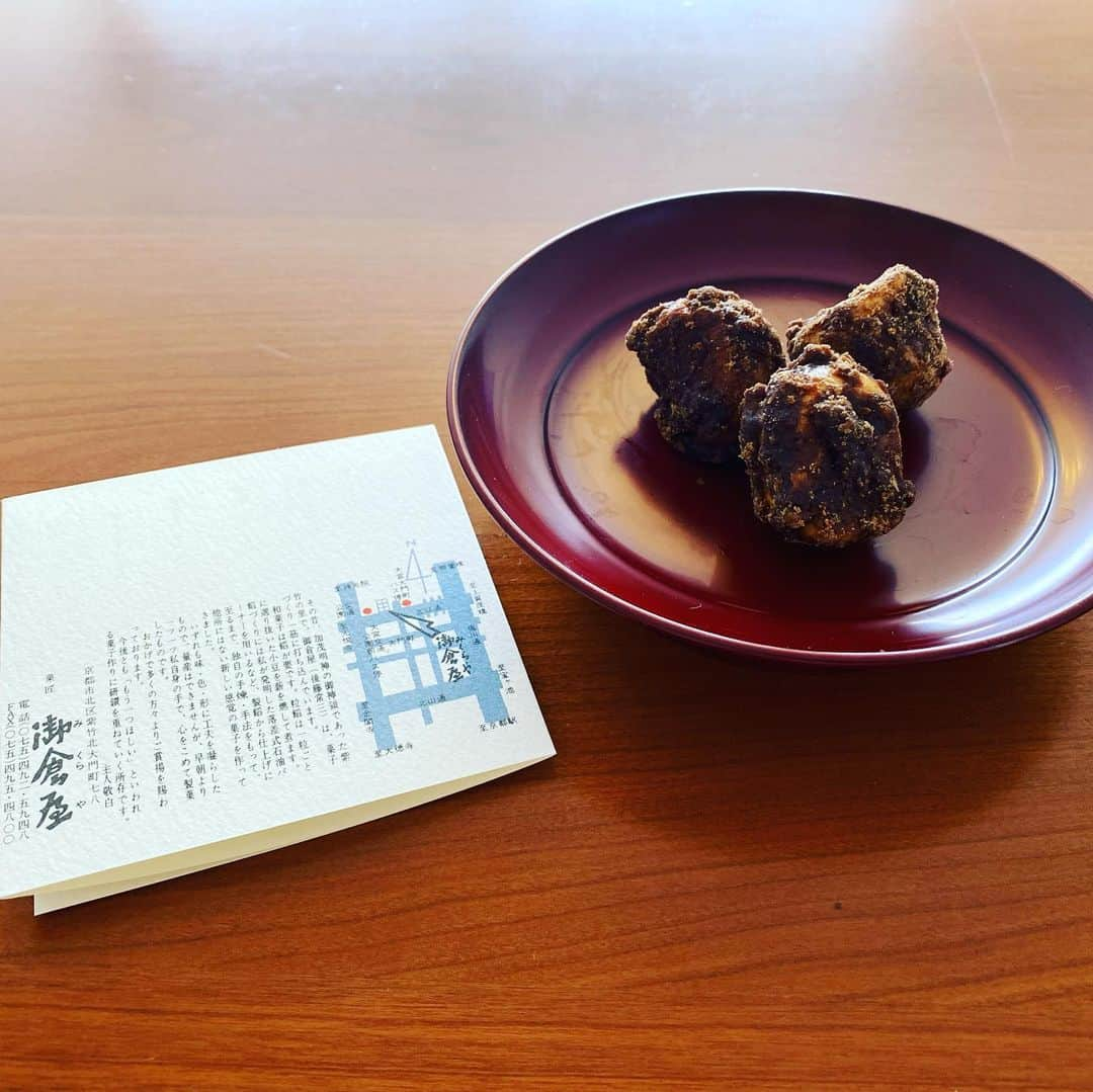 西川忠志さんのインスタグラム写真 - (西川忠志Instagram)「旅奴  幸せを感じる和菓子 京都・御倉屋さんの『黒糖 旅奴』。  年に一度贈ってくださる方がいらして それこそ年に一度の楽しみです。  ですのでお店にはまだ一度も伺ったことは・・・😅  お店の商品説明にも書かれていますが 唯一無二の美味しさと。  ご馳走さまでした。 幸せ。  吉本新喜劇 西川忠志 感謝」2月25日 11時40分 - nishikawa_tada