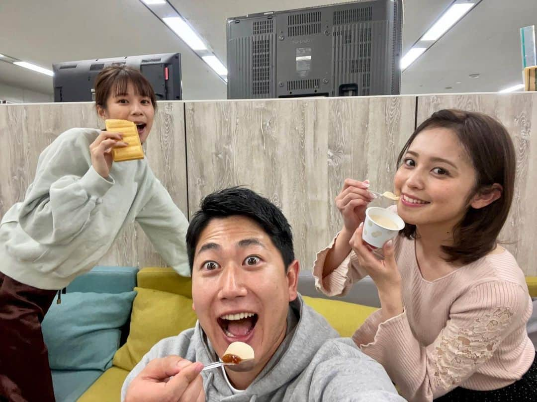 フジテレビアナウンサーさんのインスタグラム写真 - (フジテレビアナウンサーInstagram)「🍮 今日は「プリンの日」。  お疲れ様です！酒主です！  「プリンを食べると思わずニッコリ」ということで、25(ニコ)の語呂合わせから毎月25日はプリンの日だそうです😊  アナウンス室でも３人で(？)プリンを楽しみましたー！  #プリン苦手なゆいぴーはモナカ #毎月25日は #プリンの日 #フジテレビアナウンサー #鈴木唯 #久慈暁子 #酒主義久 #今日は何の日」2月25日 11時43分 - fujitv_announcer