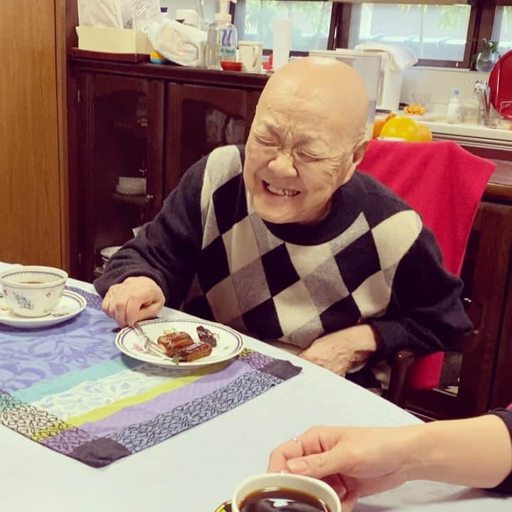 瀬戸内寂聴のインスタグラム：「初めてカヌレを食べました。 色々な種類があったのでまなほたちと分けて😊  美味しい！ 大変気に入りました😉  #カヌレ #洋菓子 #フランス #瀬戸内寂聴」