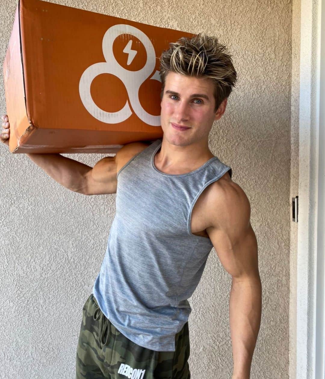 セージ・ノースカットのインスタグラム：「Grabbing my food for the week! Thanks @trifecta」