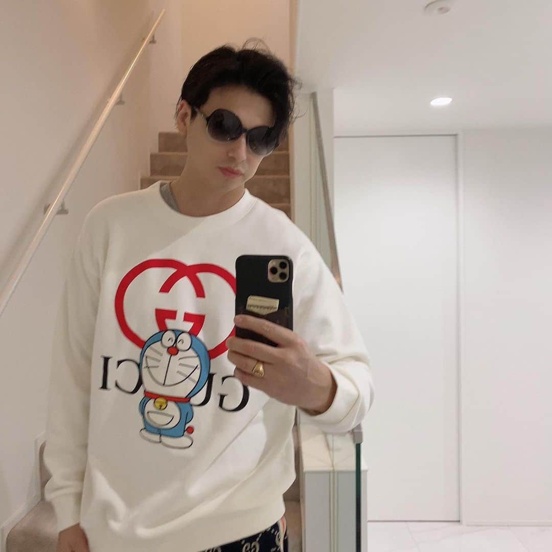 アレクサンダーのインスタグラム：「ピカピカ ピカチュウ❤️ ねみいなー」