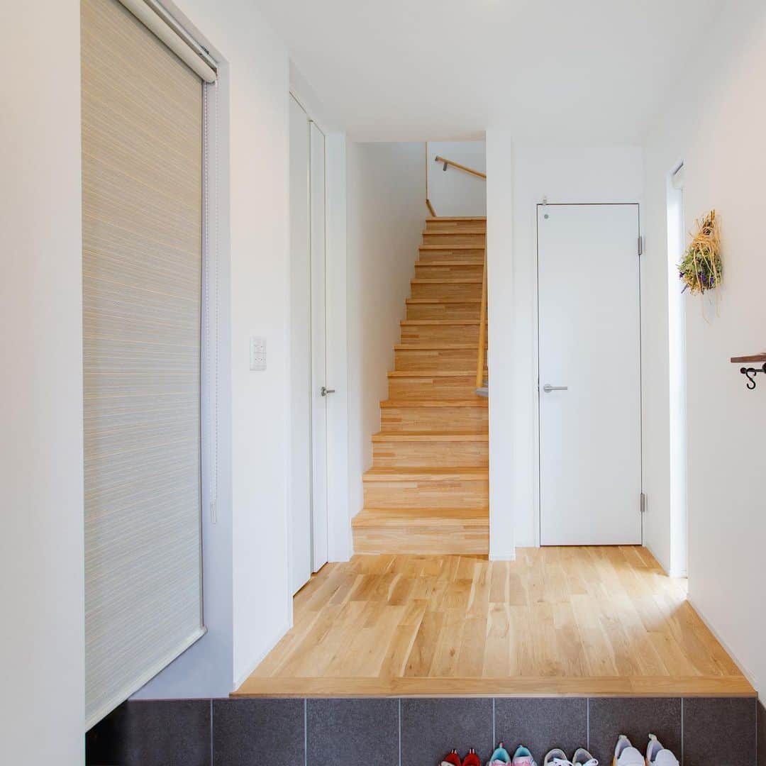 ルポハウス一級建築士事務所さんのインスタグラム写真 - (ルポハウス一級建築士事務所Instagram)「・ ・ ・ 木の風合いが無垢床から階段へつながる玄関フロア。2階への動線を短くした、行き来のしやすい動線です。 ・ シューズクロークには、ロールスクリーンを目隠しに。 ・ ・ ・ 𓐌𓐌𓐌𓐌𓐌𓐌𓐌𓐌𓐌𓐌𓐌𓐌𓐌𓐌𓐌𓐌𓐌𓐌  ルポハウスの施工事例はこちらまで☞ @reposhouse  𓐌𓐌𓐌𓐌𓐌𓐌𓐌𓐌𓐌𓐌𓐌𓐌𓐌𓐌𓐌𓐌𓐌𓐌 #ルポハウス は#ちょっとかっこいい家 を"友人のために" という思いでつくっています。 一生に一度の#マイホーム。 「あなたにしかできない」×「ルポハウスだからできる」で、 私たちだけの#家づくり を思いっきり楽しんでみませんか？！ ・ ・ ・ #住宅 #注文住宅 #新築一戸建て #デザイナーズ住宅  #一級建築士事務所 #設計事務所 #滋賀県の設計事務所 #myhome #instahouse #design #instahome #myhouseidea #玄関インテリア #リクシルタイル #グレイスランド300角 #prl12 #無垢床 #ナラ床 #ロールスクリーン #スワッグのある暮らし」2月25日 11時53分 - reposhouse