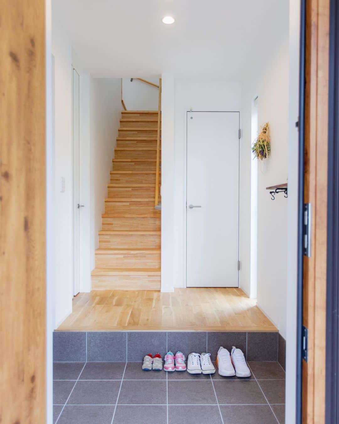 ルポハウス一級建築士事務所さんのインスタグラム写真 - (ルポハウス一級建築士事務所Instagram)「・ ・ ・ 木の風合いが無垢床から階段へつながる玄関フロア。2階への動線を短くした、行き来のしやすい動線です。 ・ シューズクロークには、ロールスクリーンを目隠しに。 ・ ・ ・ 𓐌𓐌𓐌𓐌𓐌𓐌𓐌𓐌𓐌𓐌𓐌𓐌𓐌𓐌𓐌𓐌𓐌𓐌  ルポハウスの施工事例はこちらまで☞ @reposhouse  𓐌𓐌𓐌𓐌𓐌𓐌𓐌𓐌𓐌𓐌𓐌𓐌𓐌𓐌𓐌𓐌𓐌𓐌 #ルポハウス は#ちょっとかっこいい家 を"友人のために" という思いでつくっています。 一生に一度の#マイホーム。 「あなたにしかできない」×「ルポハウスだからできる」で、 私たちだけの#家づくり を思いっきり楽しんでみませんか？！ ・ ・ ・ #住宅 #注文住宅 #新築一戸建て #デザイナーズ住宅  #一級建築士事務所 #設計事務所 #滋賀県の設計事務所 #myhome #instahouse #design #instahome #myhouseidea #玄関インテリア #リクシルタイル #グレイスランド300角 #prl12 #無垢床 #ナラ床 #ロールスクリーン #スワッグのある暮らし」2月25日 11時53分 - reposhouse