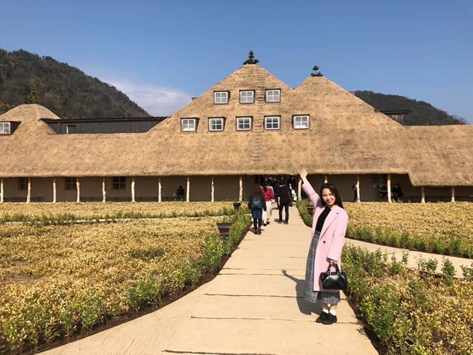 女子アナ47のインスタグラム：「こんにちは！石田鮎美です。 NHK大阪放送局を卒業後、 関西でフリーアナウンサー生活をスタート。 滋賀県大津市にある「びわ湖放送」でも、 ニュースキャスターをしていました。 そのときに滋賀県のいろんな場所を訪れたのですが、 特におすすめの場所をご紹介します♪ 食いしん坊の私には幸せすぎる場所でした。   詳しくはプロフィール爛のURLから、 「47発信プロジェクト」をご覧ください！ #女子アナ47 #47発信プロジェクト #アナウンサー #フリーアナウンサー #女子アナ #地方創生 #地方創生アナウンサー #司会 #司会者 #滋賀県 #滋賀 #滋賀グルメ #近江八幡市 #近江八幡 #ラコリーナ近江八幡 #クラブハリエ #たねや ＃太郎坊宮 #パワースポット」