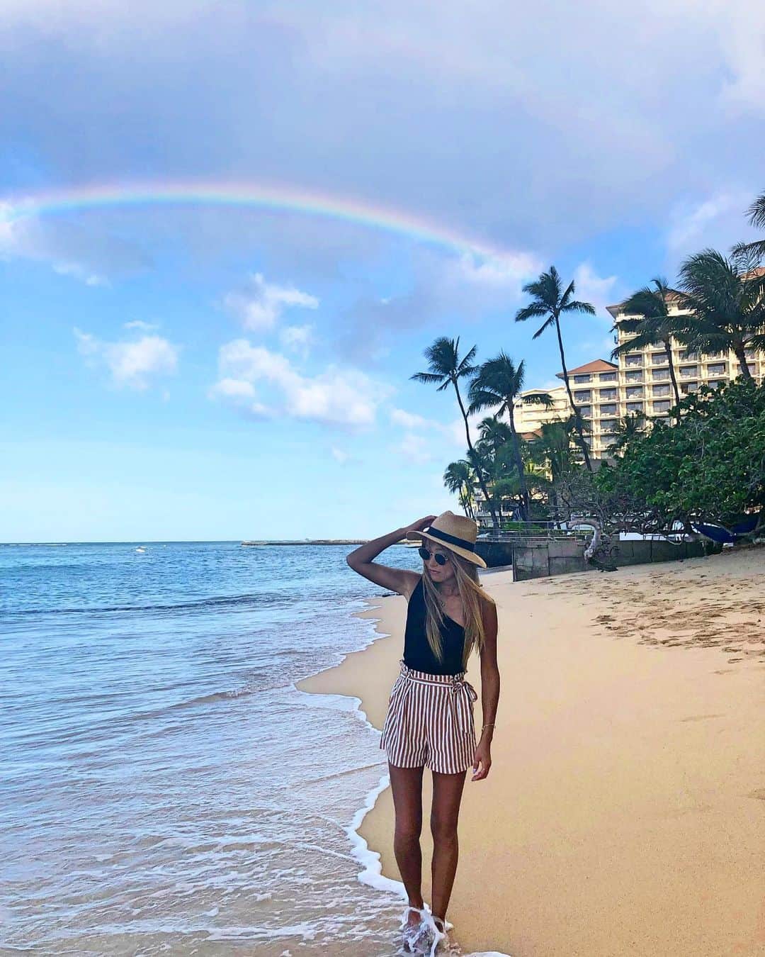 のインスタグラム：「💗🌈💗🌈💗 ・ たくさん虹が見れるHawaii。 よーく見るとダブルレインボー。 たくさん見れるけど やっぱり見るとはっぴーな気分になる🥰💗 一瞬で消えてしまうから撮るのに必死。笑 見事にダブルレインボーと 一緒に撮れたお気に入り写真。 『見たら幸運が訪れる』と言われている Hawaiiレインボーを皆さまにもお届け♡ ・ #hawaii#islandofoahu#oahu#ハワイ#trip #オアフ島#travel#loco_hawaii#travel_jp #funtorip#タビジョ#旅MUSE#genic_travel #genic_mag#たびねす#旅行#genic_hawaii #waikikibeach#ワイキキ#honolulu#beach #rainbow#hawaiibeach#sea#oahuhawaii #tabijyomap_hawaii#lealeahawaii#2021」
